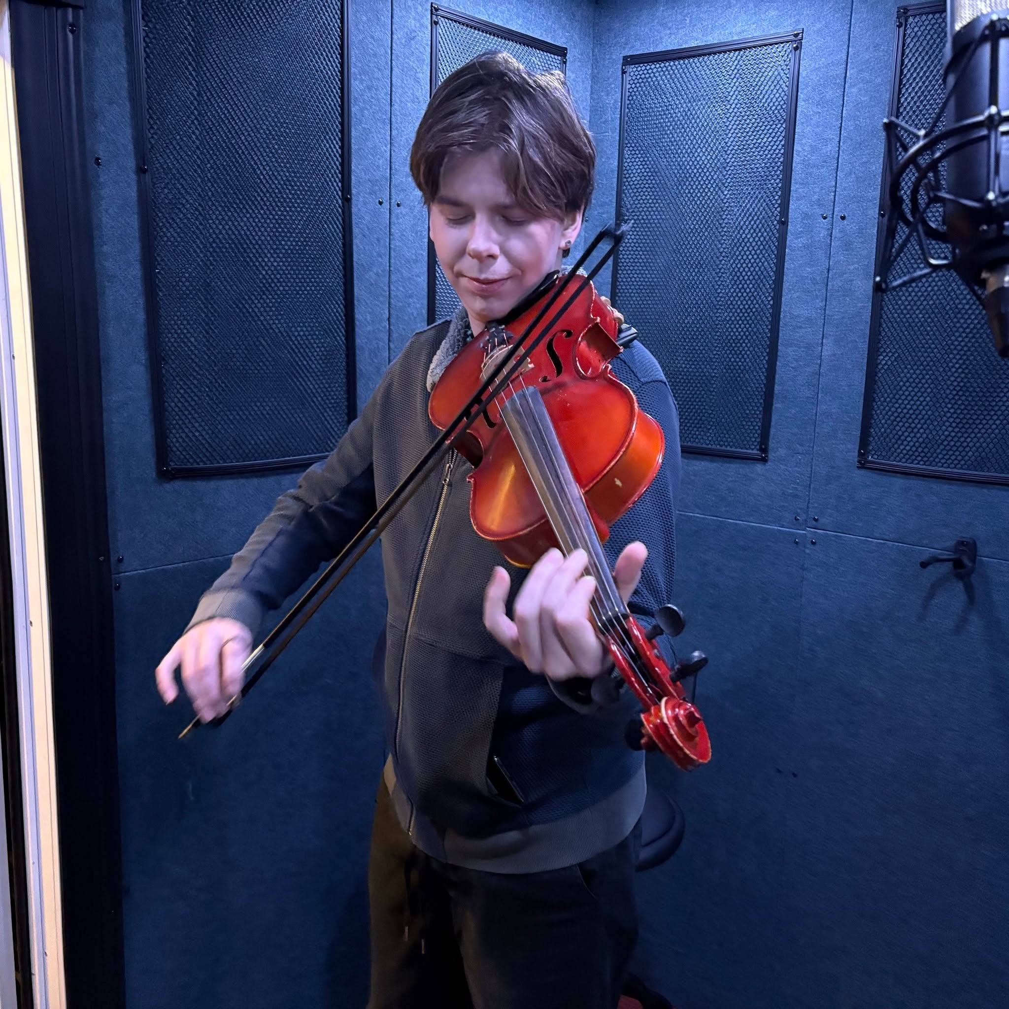 Tracking haunting viola with @thedrvps!

Reach out to book a session or learn more&mdash;link in bio >>
.
.
.
#hiddencreekmusic #musicproducer #musicproduction #musicstudio #recordingstudio #recordingstudio #bellevuetn #nashville #nashvilletn #