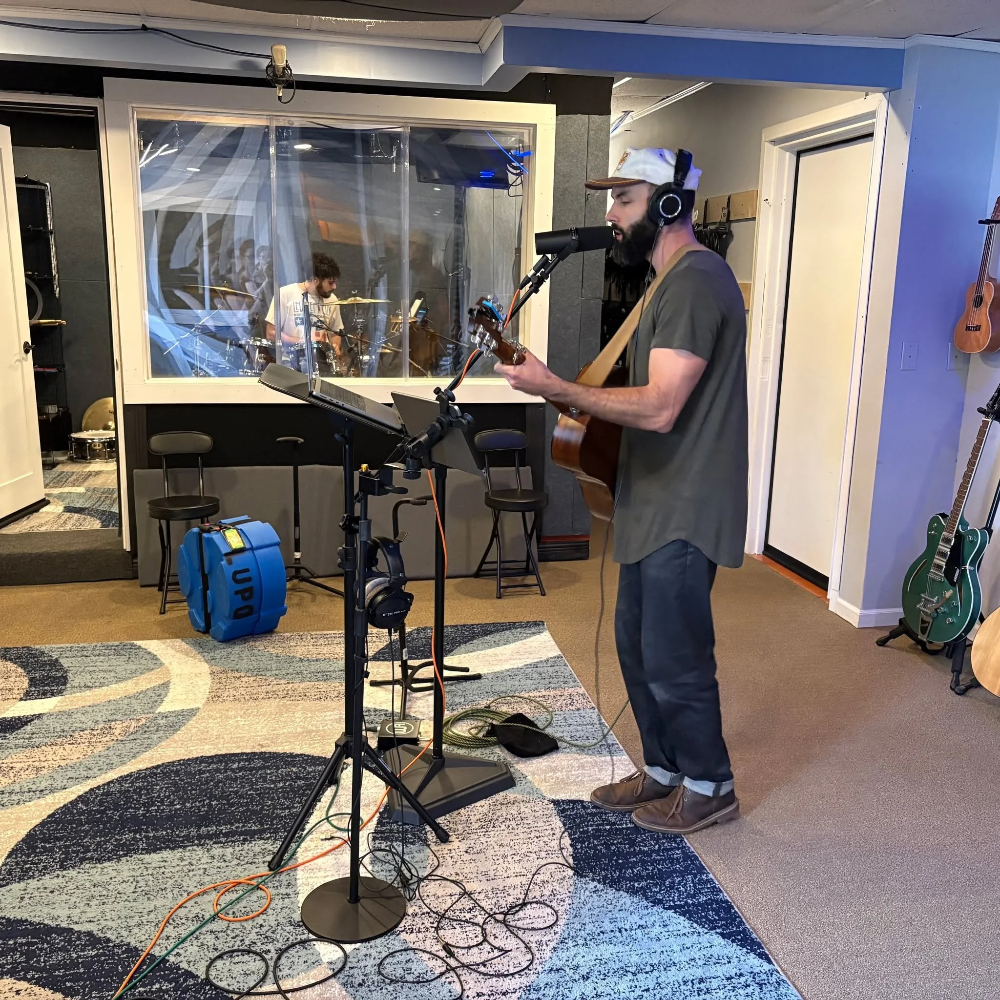 Awesome studio day with @taylortuke! 
@mikeyboih @_ellie_the_jelly_ @sarahgrenierhcm 

Reach out to book a session or learn more&mdash;link in bio >>
.
.
.
#hiddencreekmusic #musicproducer #musicproduction #musicstudio #recordingstudio #recordi