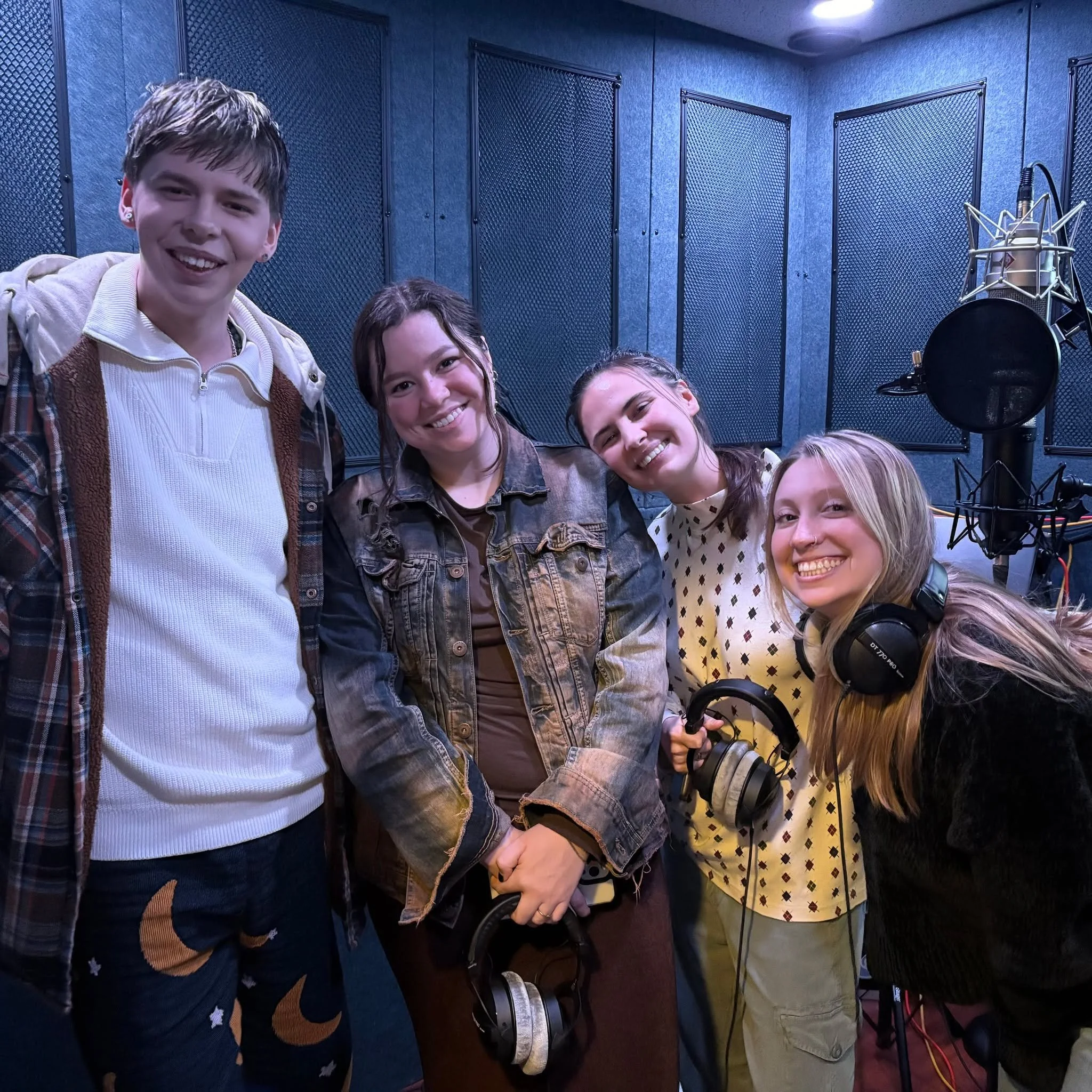 Epic vocal day with @thedrvps, @julzzzrulzzz, @adalei_, and @faith_lindsaymusik!

Reach out to book a session or learn more&mdash;link in bio >>
.
.
.
#hiddencreekmusic #musicproducer #musicproduction #musicstudio #recordingstudio #recordingstu