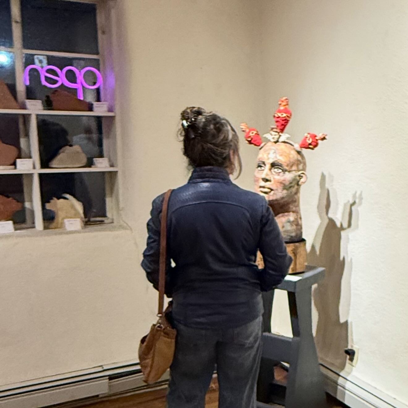 What a magical night at @omnihum gallery in Taos with the @lasdamasnm girls and loved ones #taosartgallery #artinnewmexico #existentialist #claysculpture