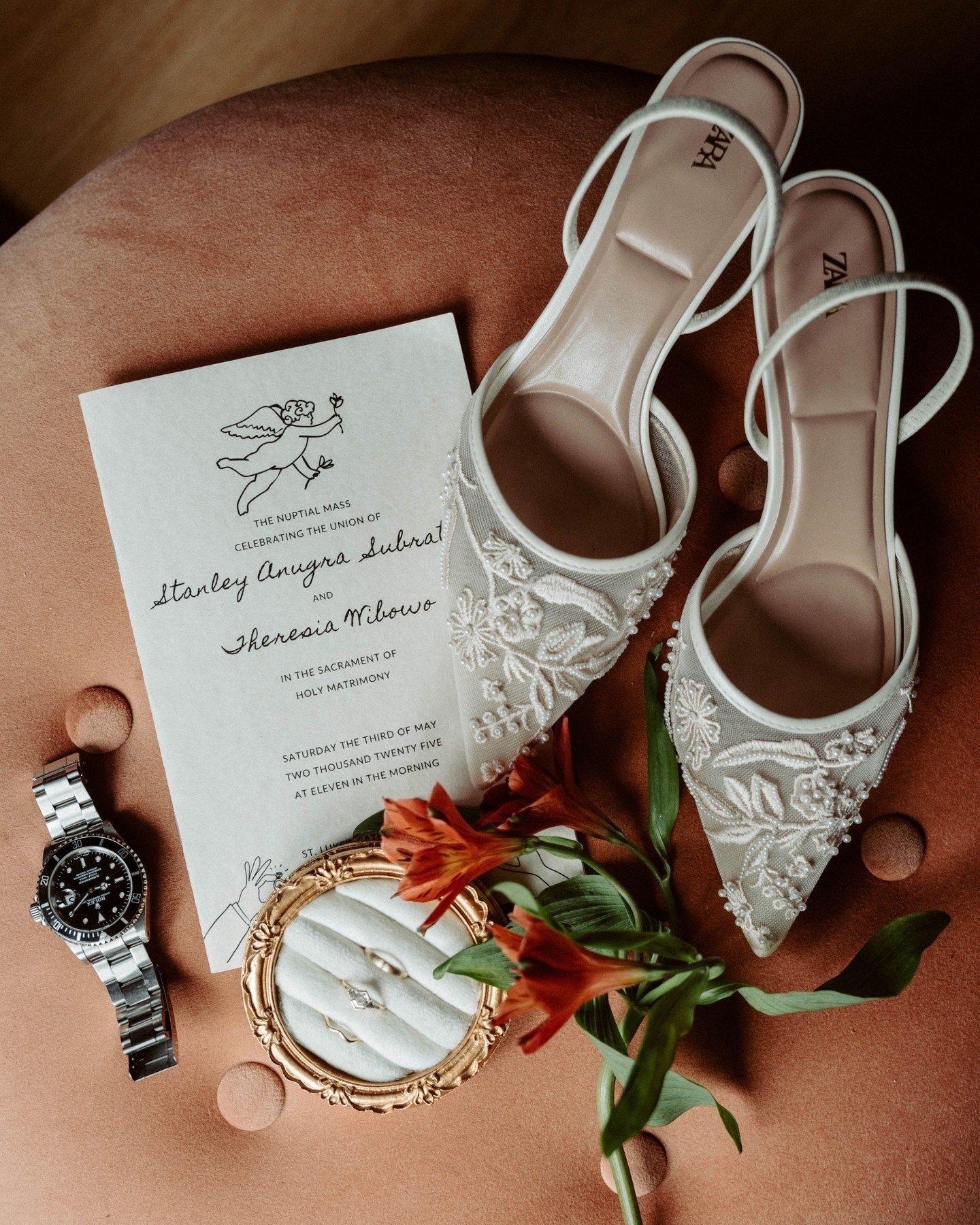 When the bride's wedding inspo is 80's living room. They killed the vision!! We love getting to photograph such unique celebrations. @freddowntown

Venue: @archeotoronto
Coordinator: @simpleone.love_
Florist: @bloomingone_flowers
Photobooth &amp; Pho