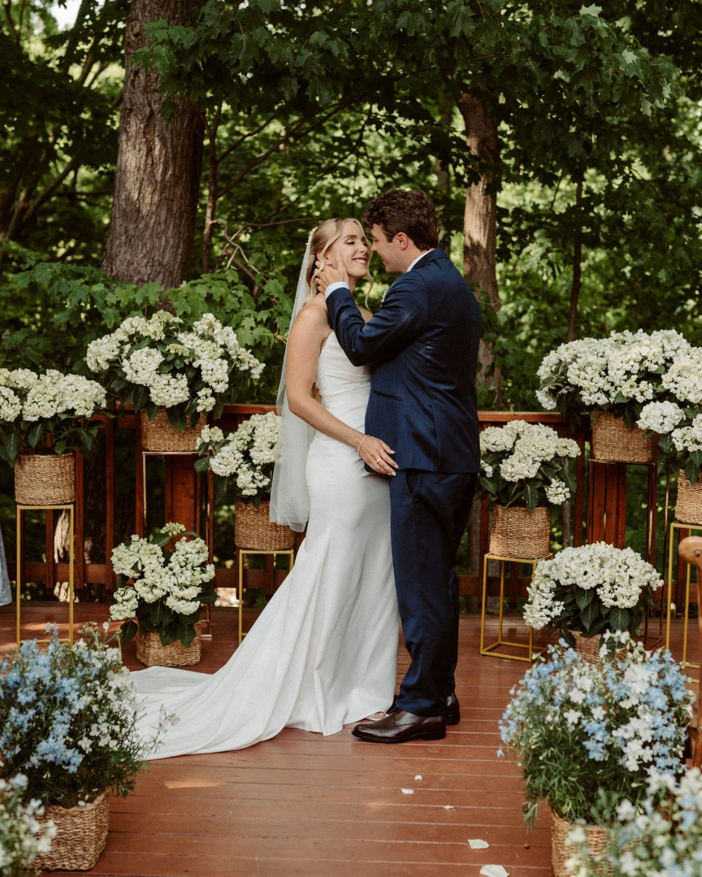 Celebrating Amy &amp; Peter @theglenerininn &hearts;

@amykazlovskis 
@uniac 

Planner: @jennaplannedthis 
Venue: @theglenerininn 
Florals: @foreverbloominglp 
DJ: @djlynzandco 

#TorontoWeddingPhotographer  #NiagaraWeddingPhotographer  #hamiltonwedd