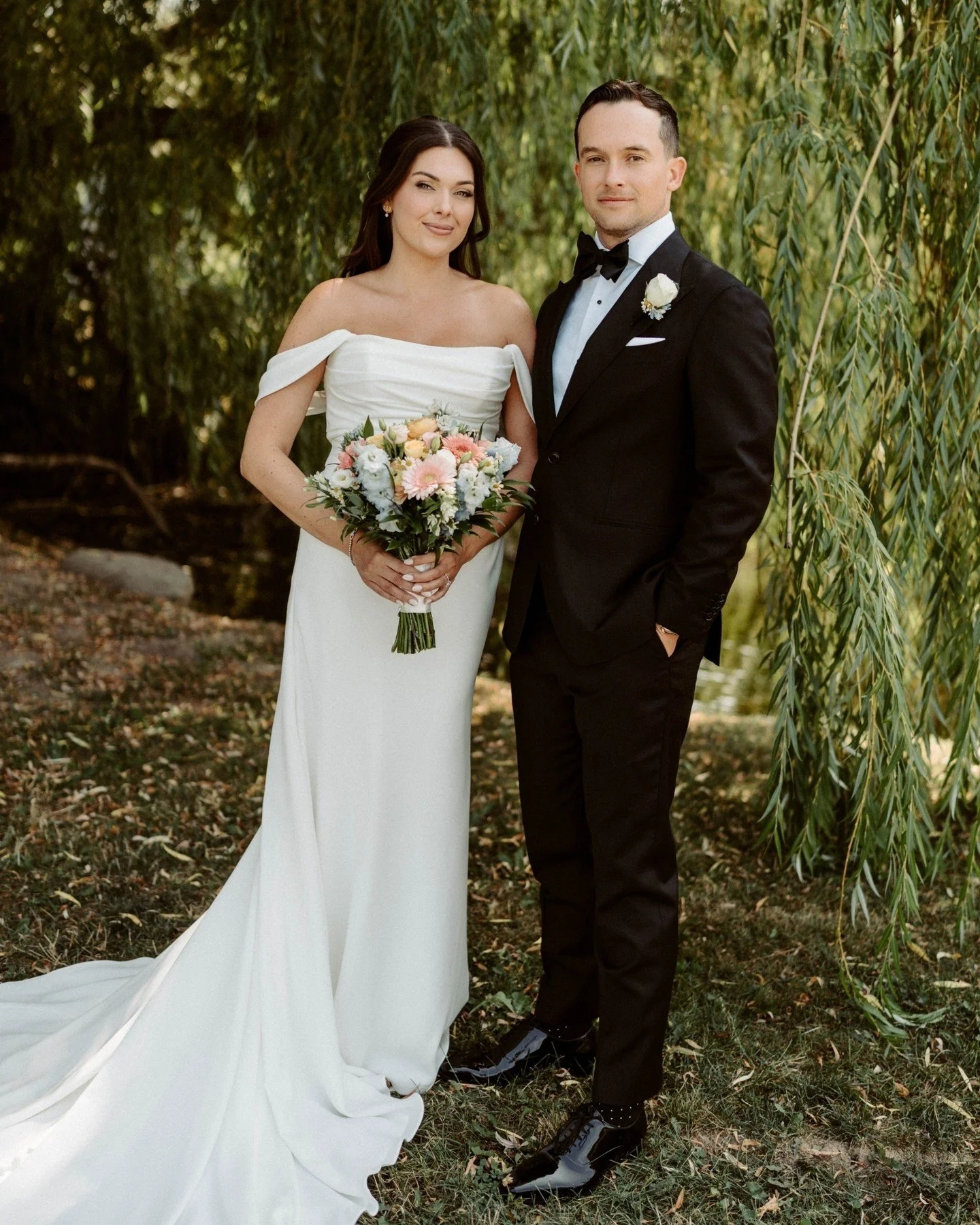 Niagara weddings have my heart🥹🫶✨ At the stunning @stonewallestates with 

@em_stonewallestates
@Vonmar.floral
*
*
*
*
*
#TorontoWeddingPhotographer #NiagaraWeddingPhotographer #HamiltonWeddingPhotographer #SouthernOntarioWeddings #CandidWeddingPho