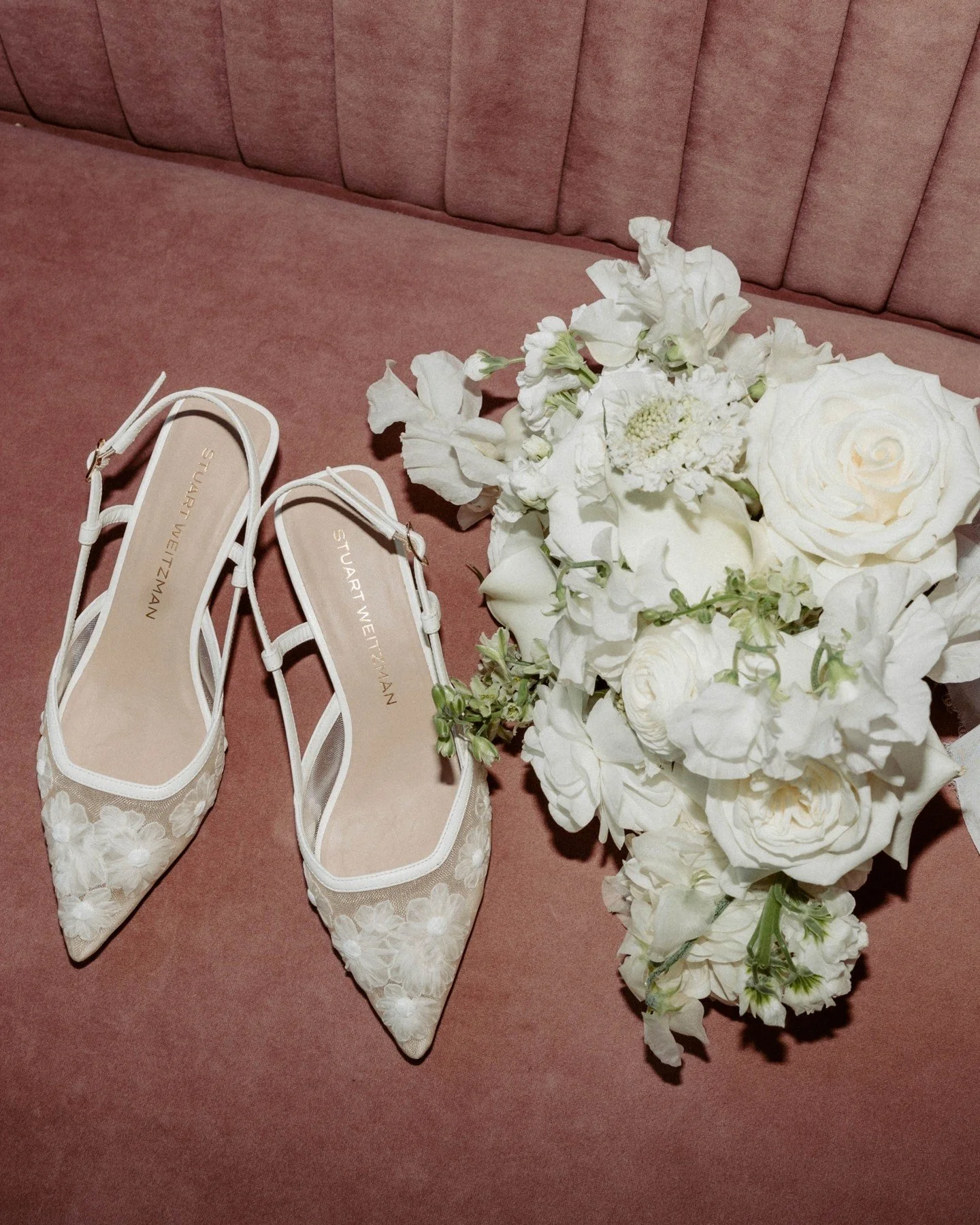 When your couple has IMMACULATE taste, you know the photos are going to be good. The kind of day that makes photographing it feel effortless. ✨

Venue: @thespicefactoryhamilton
Hair &amp; Makeup: @lookdevinebeauty 
Flowers: @rootstudioflowersbydani
C