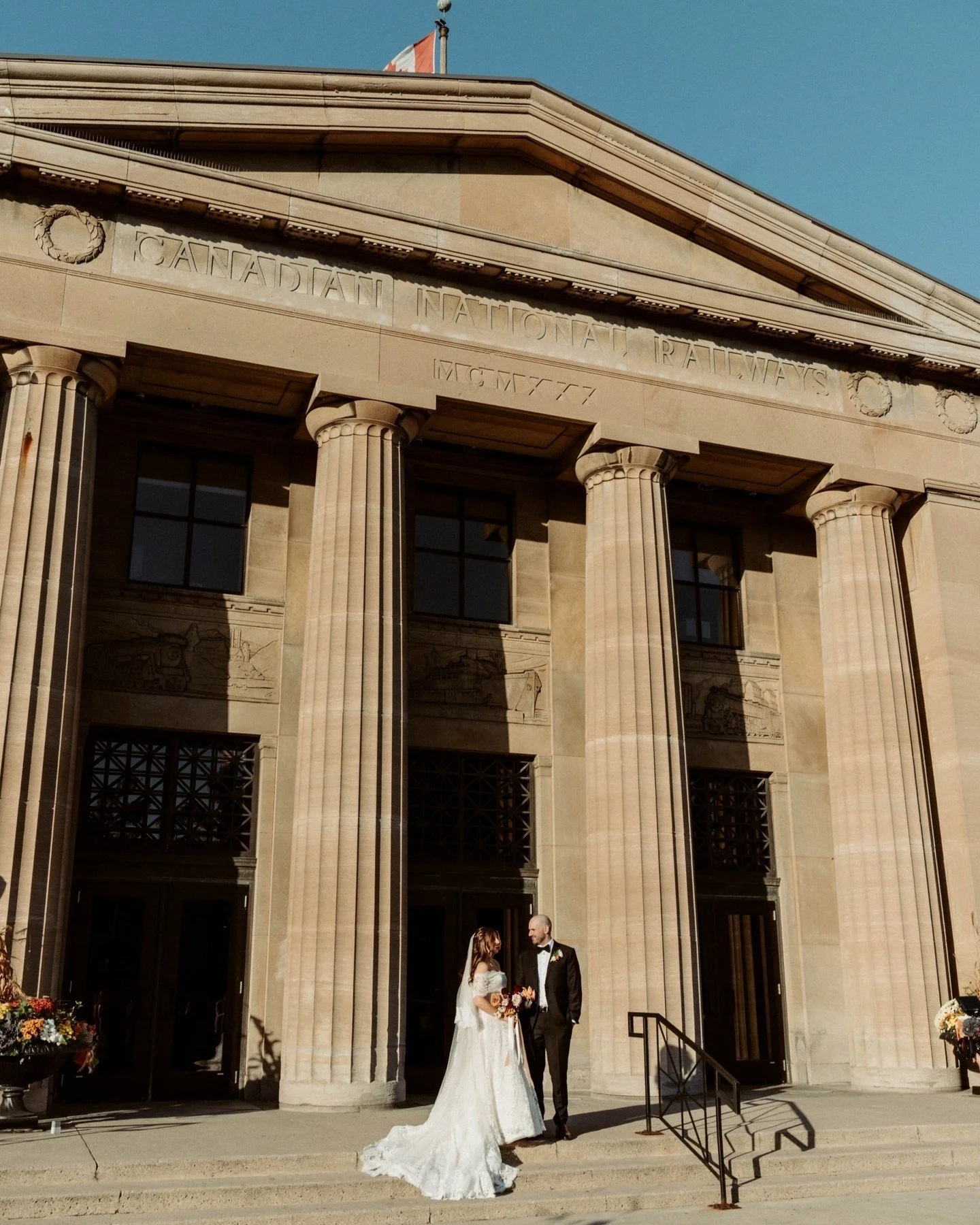 Always love shooting at Historic Venus like @liuna_station. Rebecca &amp; Sami had the most timeless &amp; elegant wedding day❤

Desserts by: @tastycatering_oakville
@marcosbakery
@sabrinascookiesco
Rentals / Decor: @laceandbirch
Catholic Church: @ho