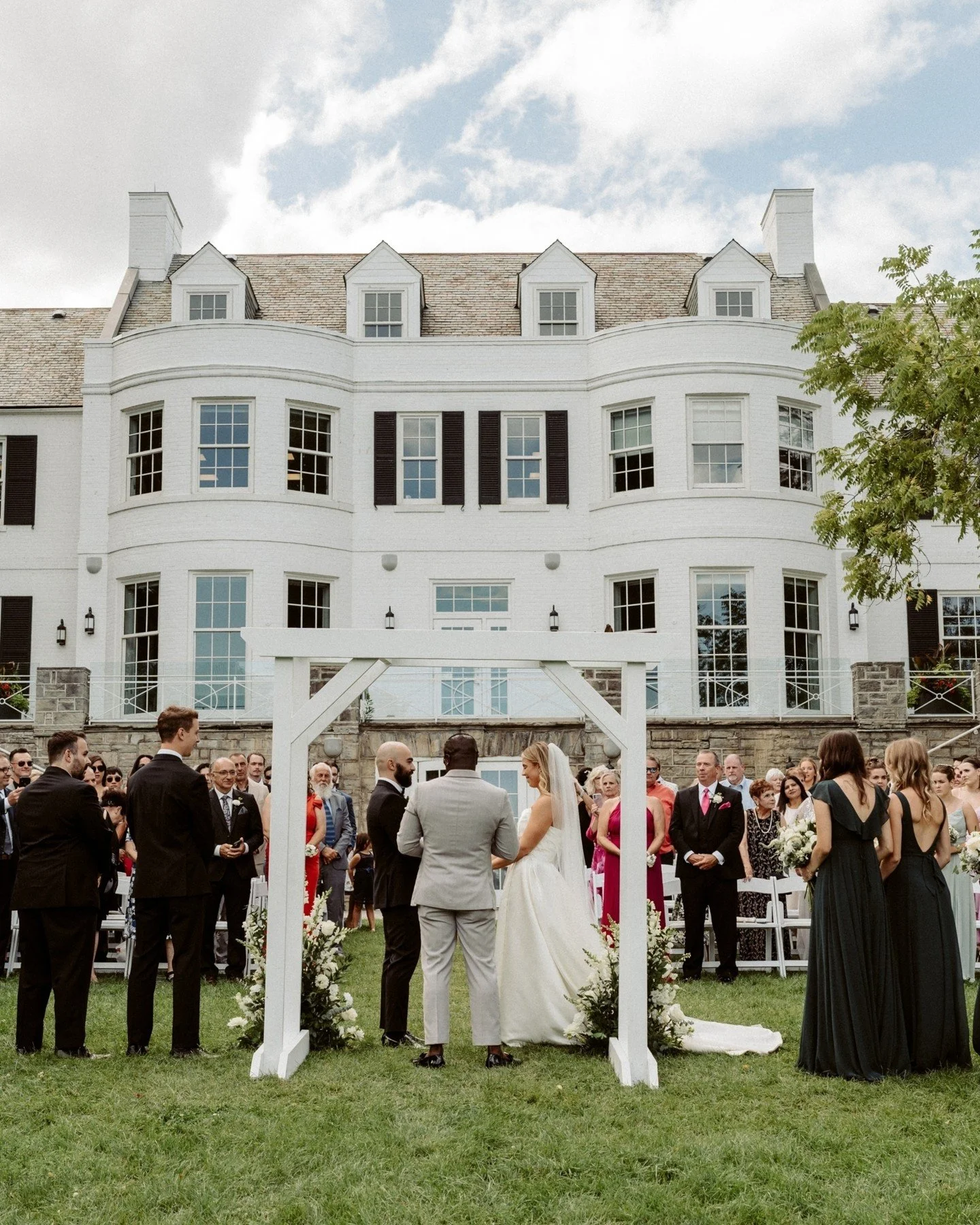 At the beautiful @@hardingwaterfrontestate ✨

Shoutout to this amazing team of vendors!

@hardingwaterfrontestate
@lvhcustombridalgowns
@bazandbanks
@hhbridalhair
@flauraldesignevents
@wedding.officiantcanada
*
*
*
*
*
#TorontoWeddingPhotographer #Ni