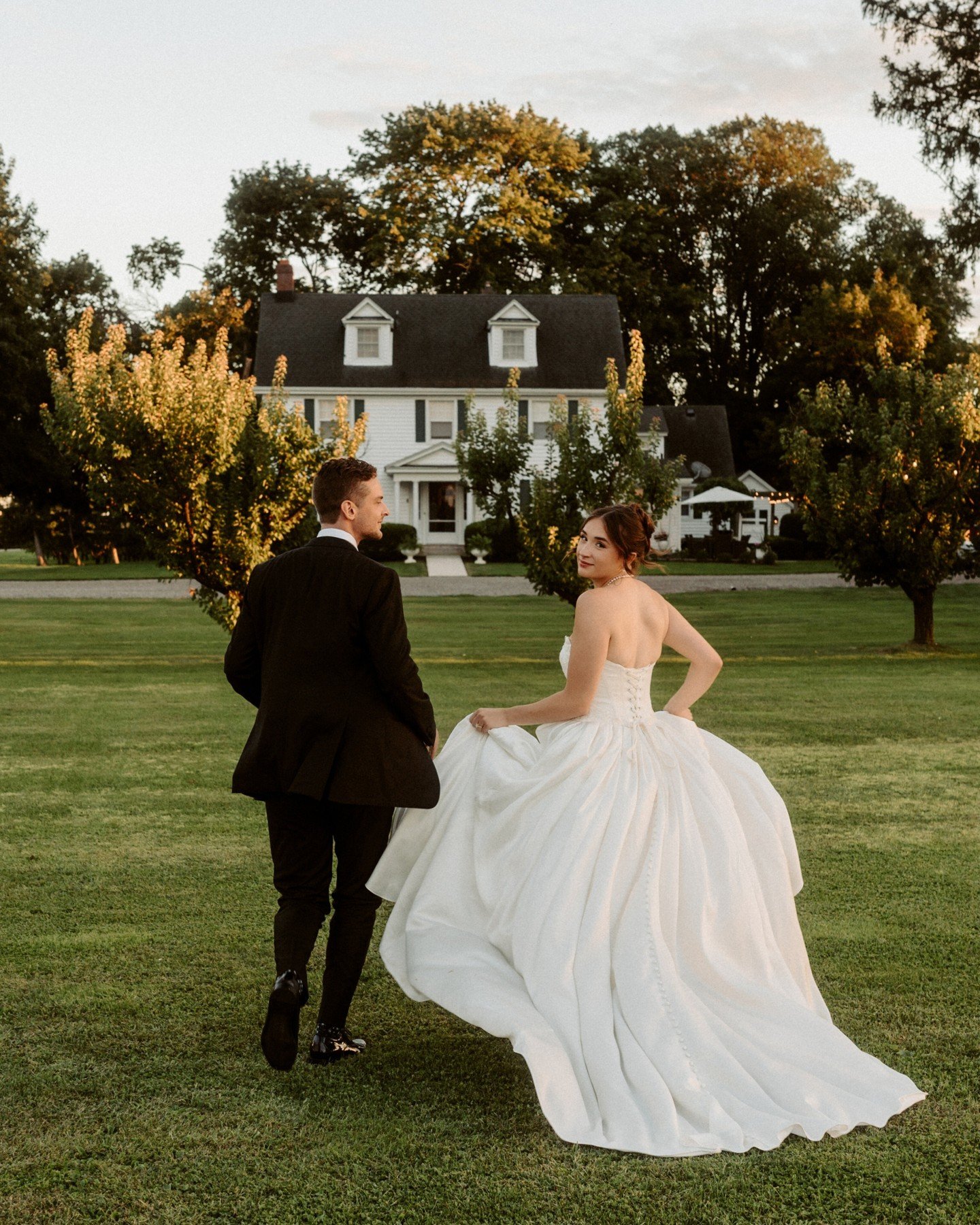 An absolute fairy tale for Rowan &amp; Michael @martin.estates 🕊🍇🥂

@martin.estates @bloom_and_co @rwwniagara @beyoutifulbrides @amv.amvinc @duodamore_music @chefbradrempel @chzplzniagara @timdenis @switzercartytransportation