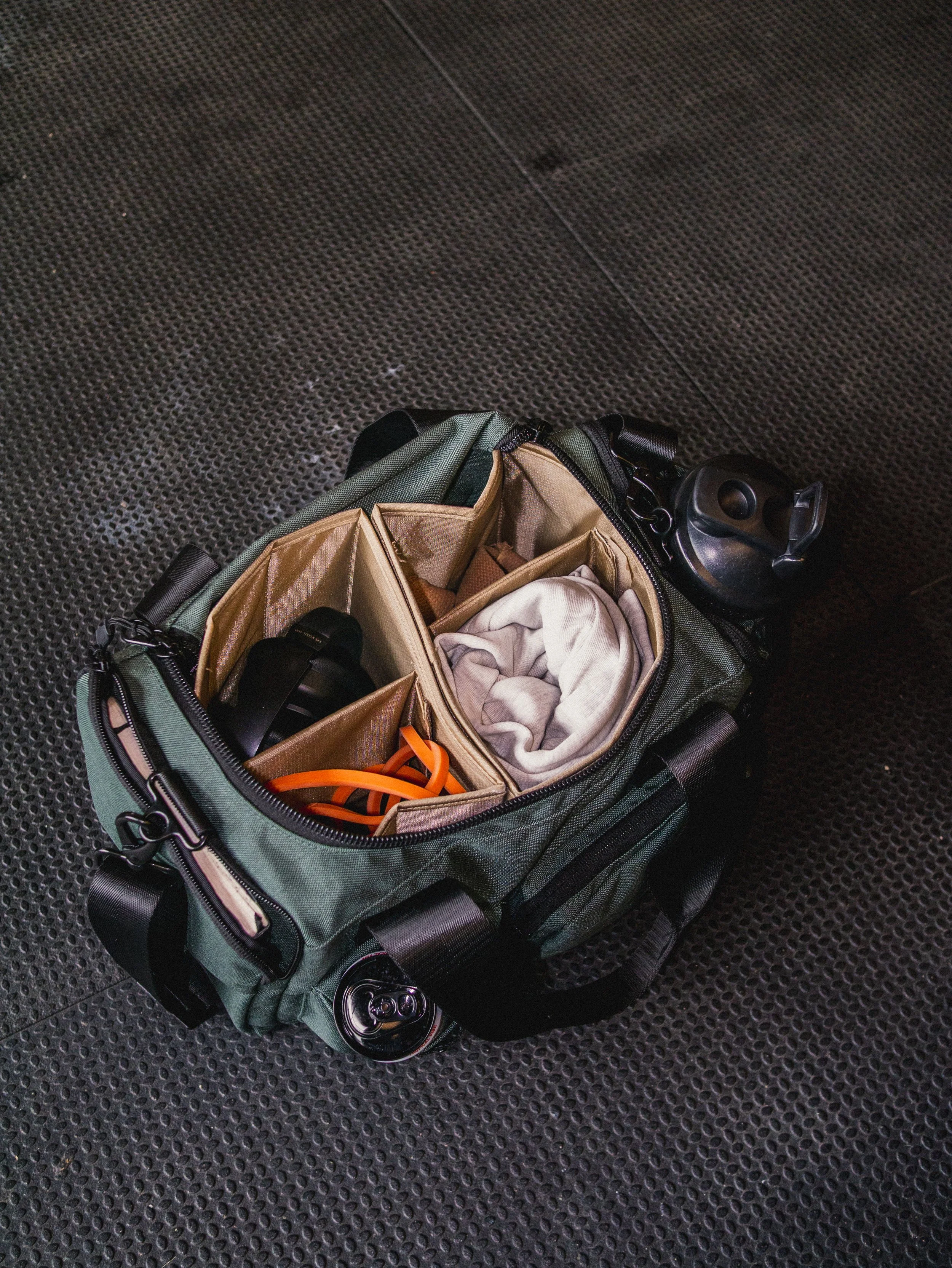 MiniPLUS_Duffel_Grey_Lifestyle-4.jpg