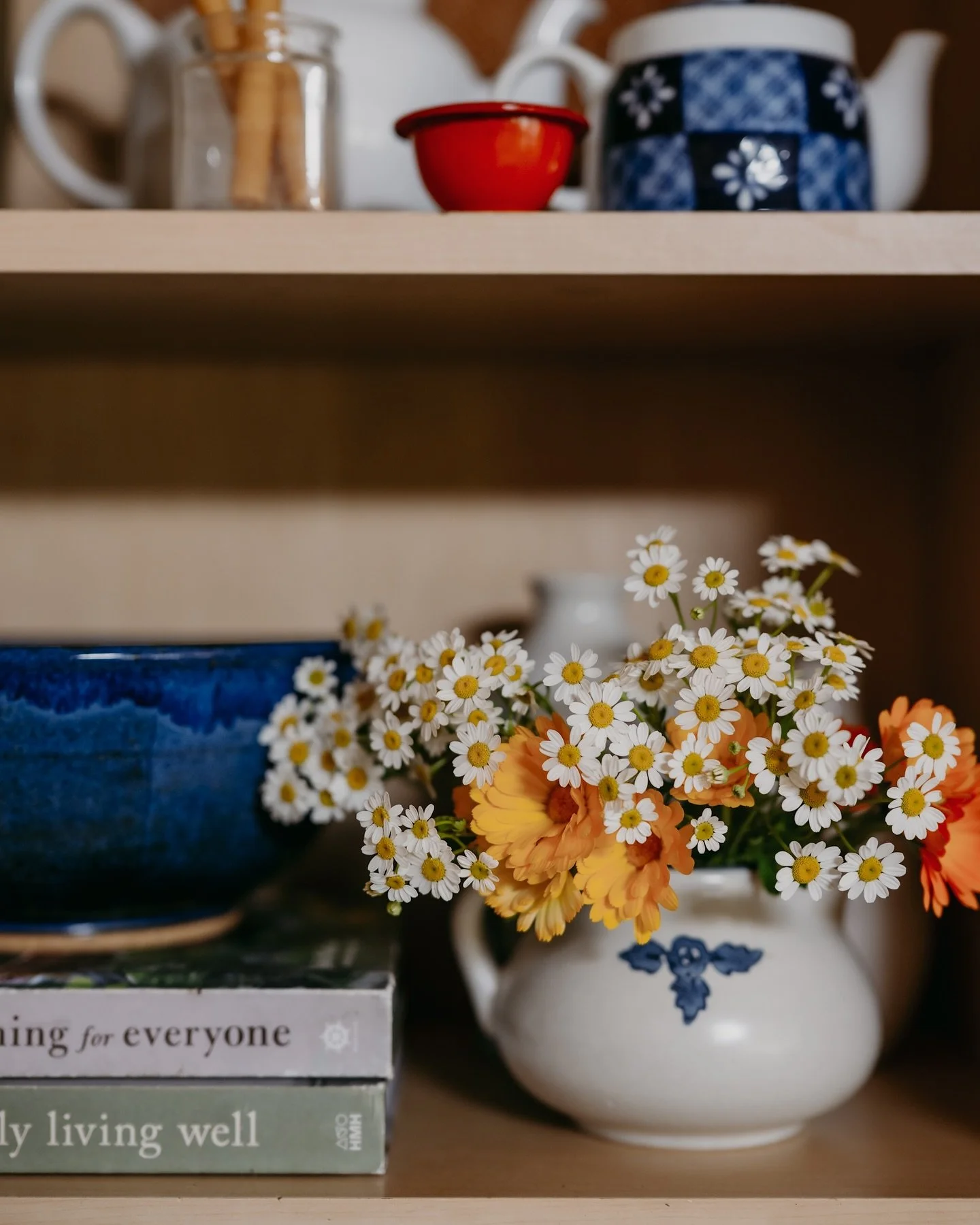 ✨Just a cute kitchen shelf decorated with flowers in late August. And how is it almost September?! One of my kids ran up to me yesterday and declared that it&rsquo;s almost Christmas and I just overheard the other humming Christmas songs. Someone nee