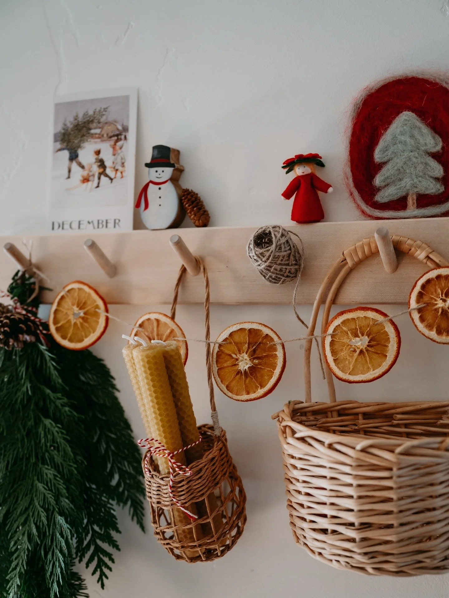 ✨I love decorating this space for all months and seasons, but I especially love decorating it for December and Christmas. Dried oranges, hanging cedar branches, pinecones, beeswax candles and sweet handmade seasonal items. Who knew that a little peg 
