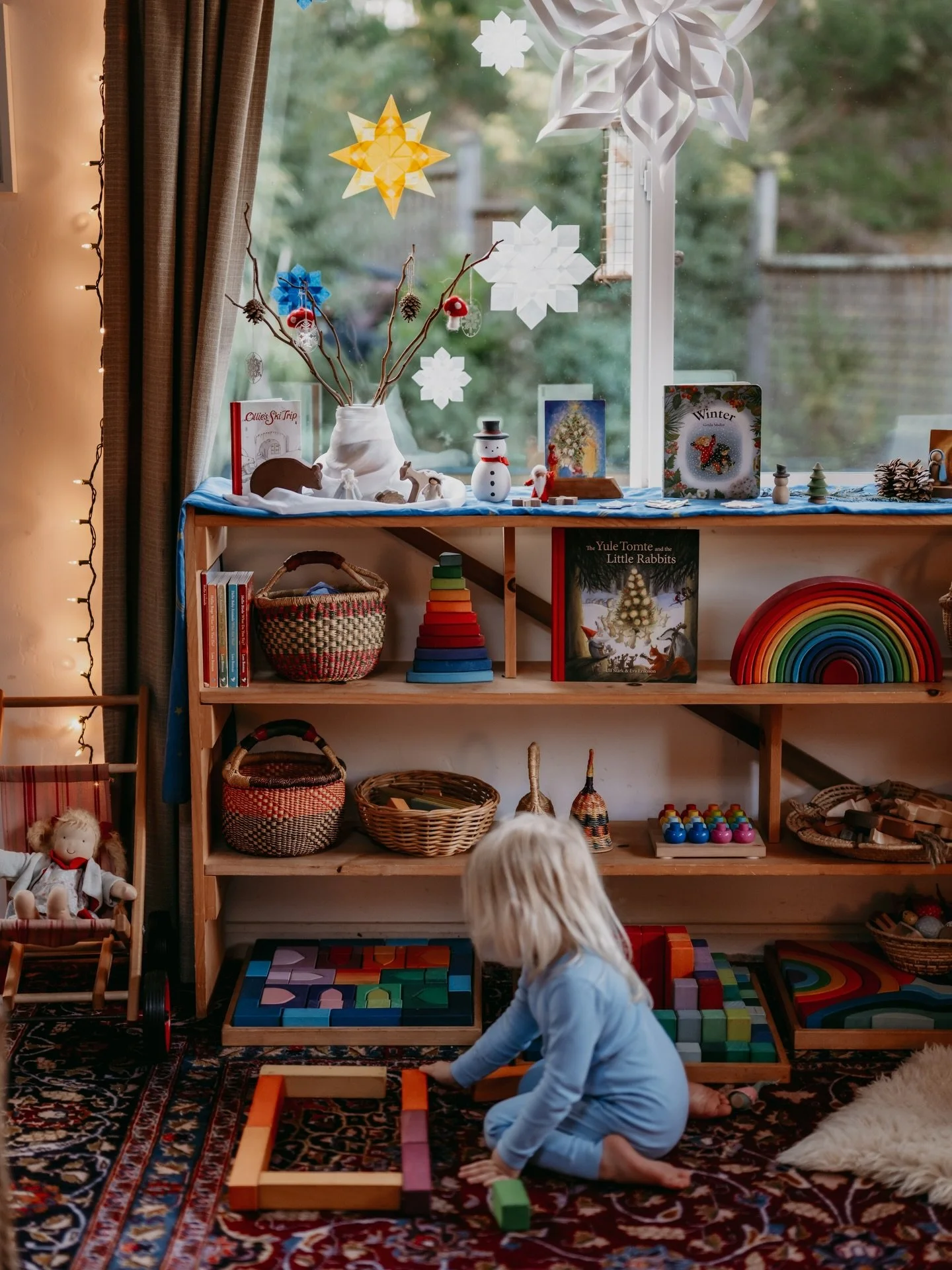 Combining the play area and the living room was one of  the best things we&rsquo;ve ever done! I especially love it in December when the shelves and windows are decorated and looking extra festive and cozy.✨🎄