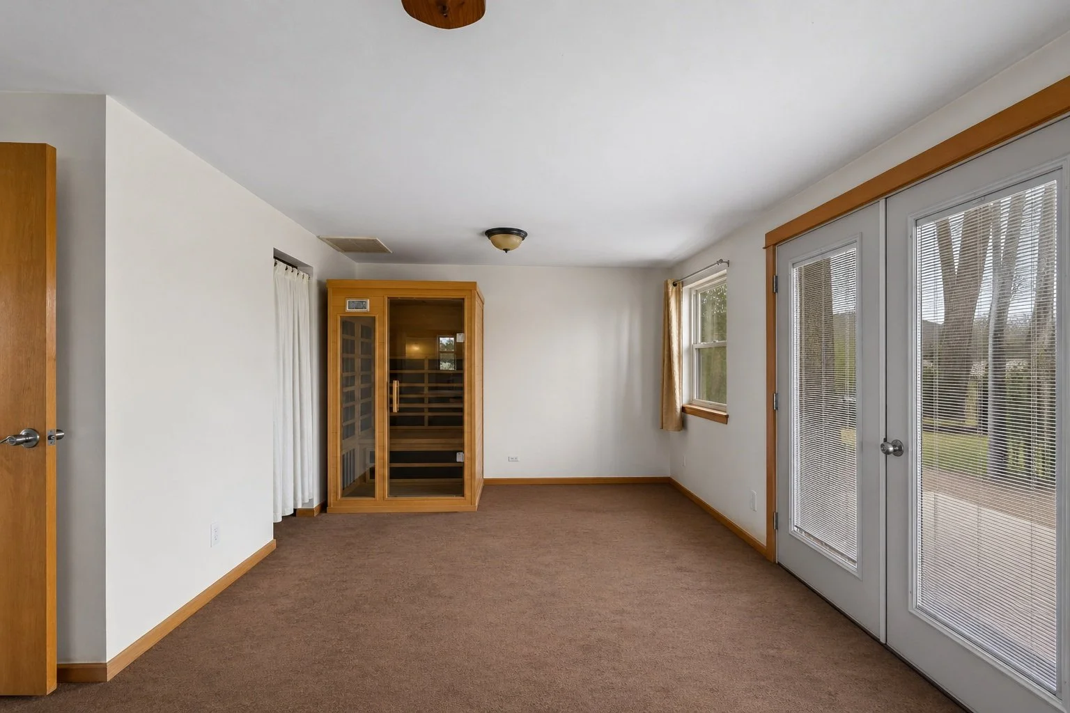 Primary bedroom sitting area