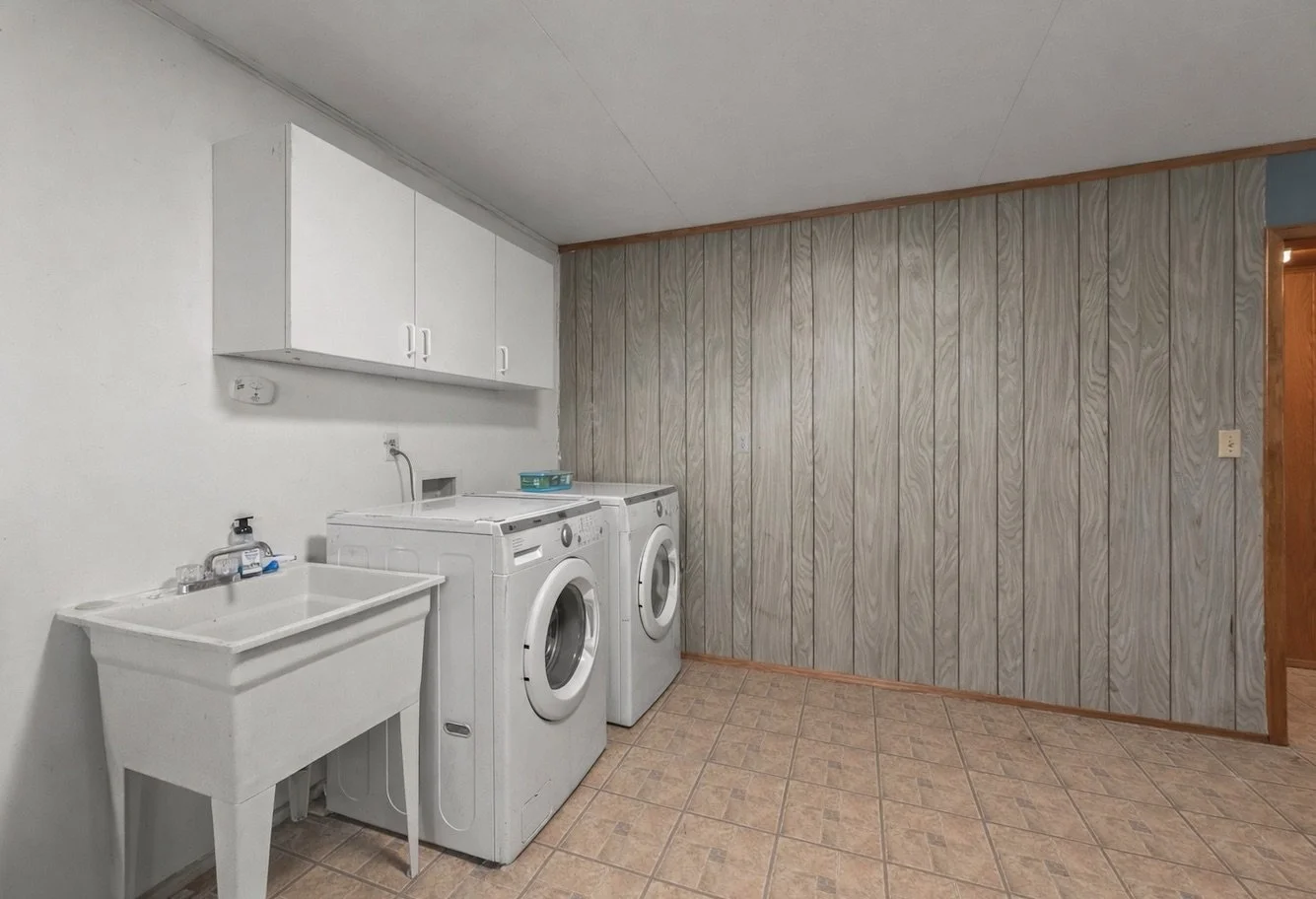 Large mudroom- Laundry room