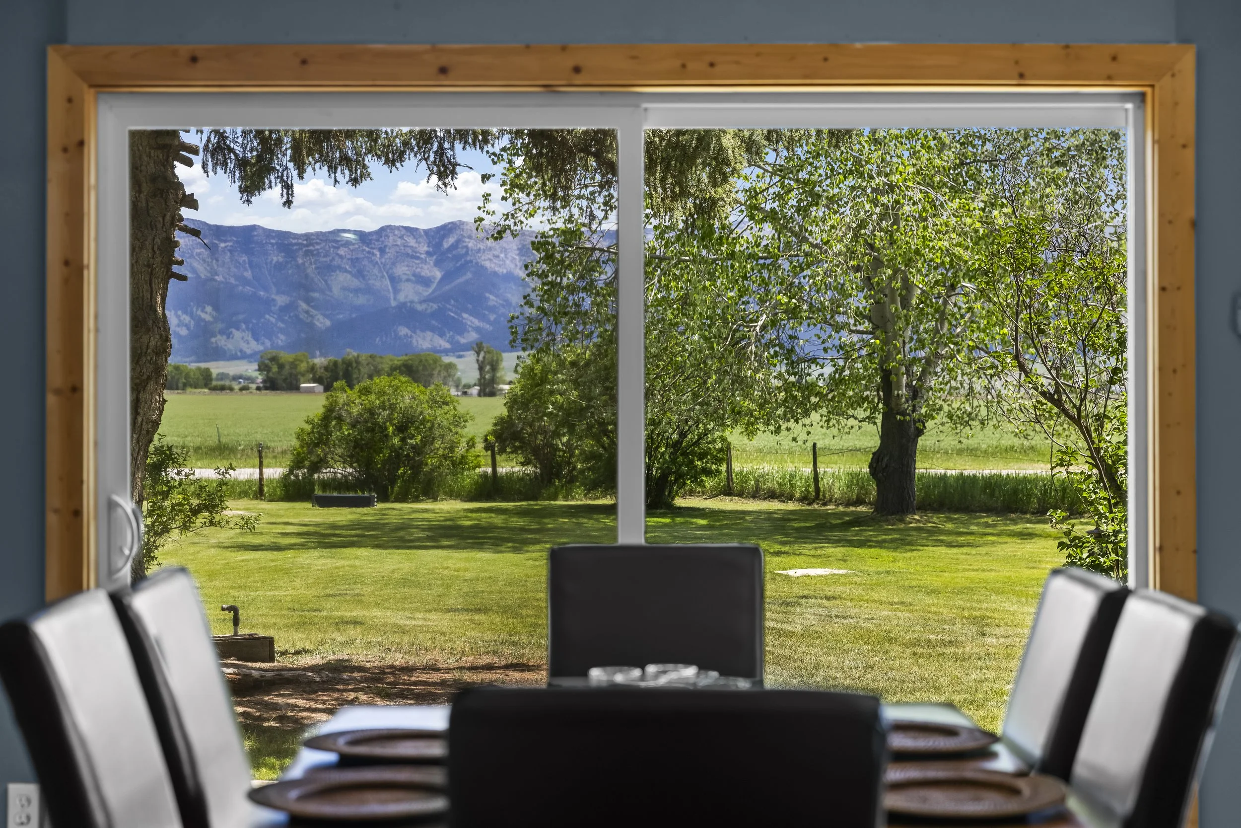 Image these meals at your dining table looking at these amazing views.