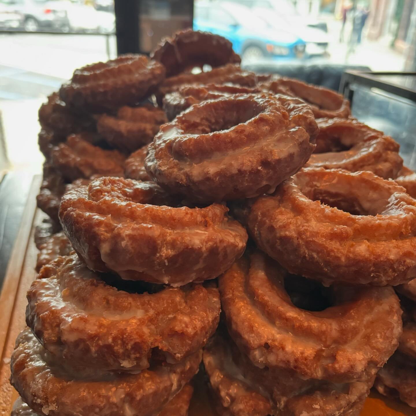 Pumpkin donuts are in and ready to eat! They pair nicely with the cold weather and a couple beers. And then maybe an afternoon nap. Cheers 
.
.
.
#simcoe #simcoebeerbar #craftbeer #goodbeer #drinkbeer #westchester #beeradvocate #untappd #beermenus #s