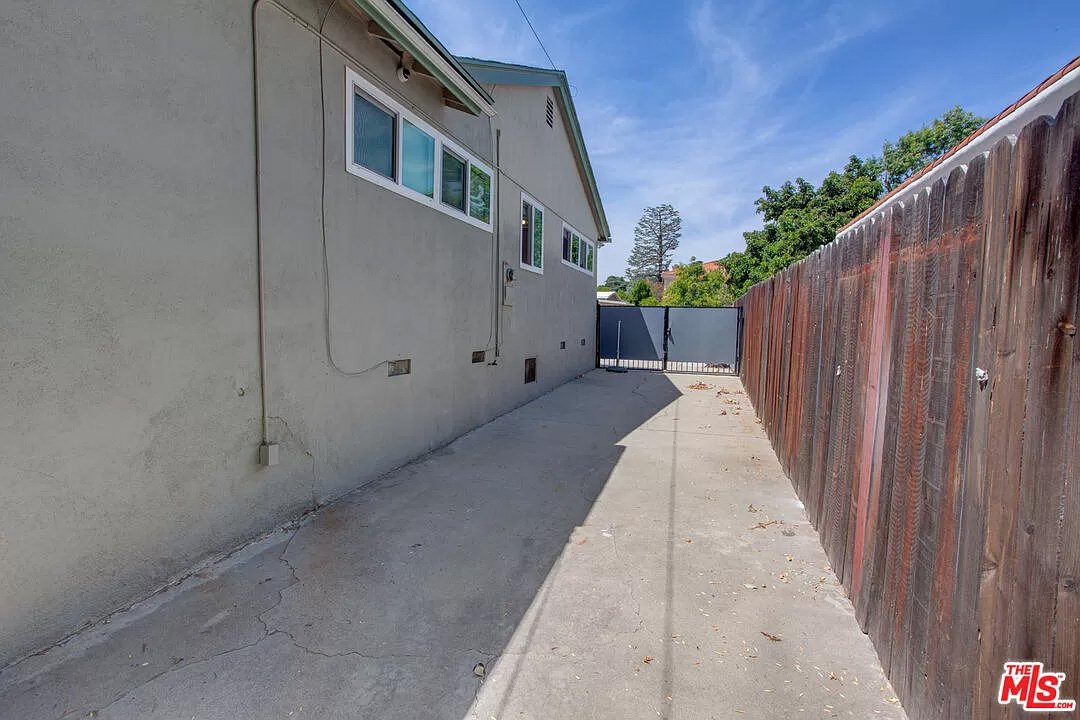 17326 Los Alimos St03.jpg