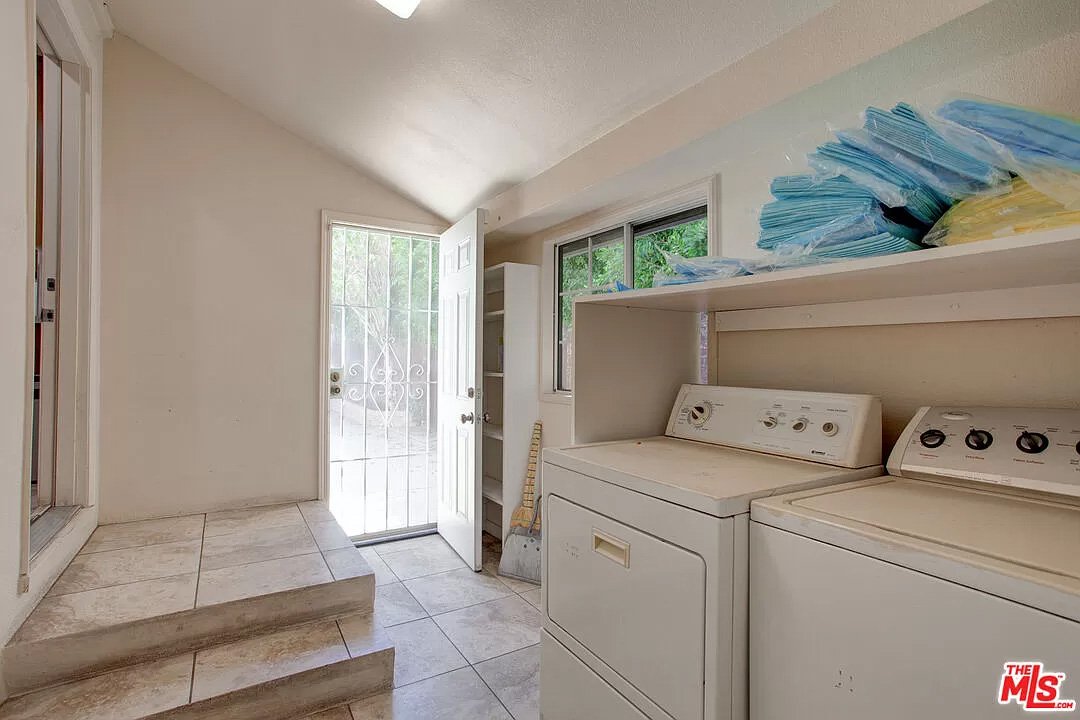 17326 Los Alimos St06.jpg