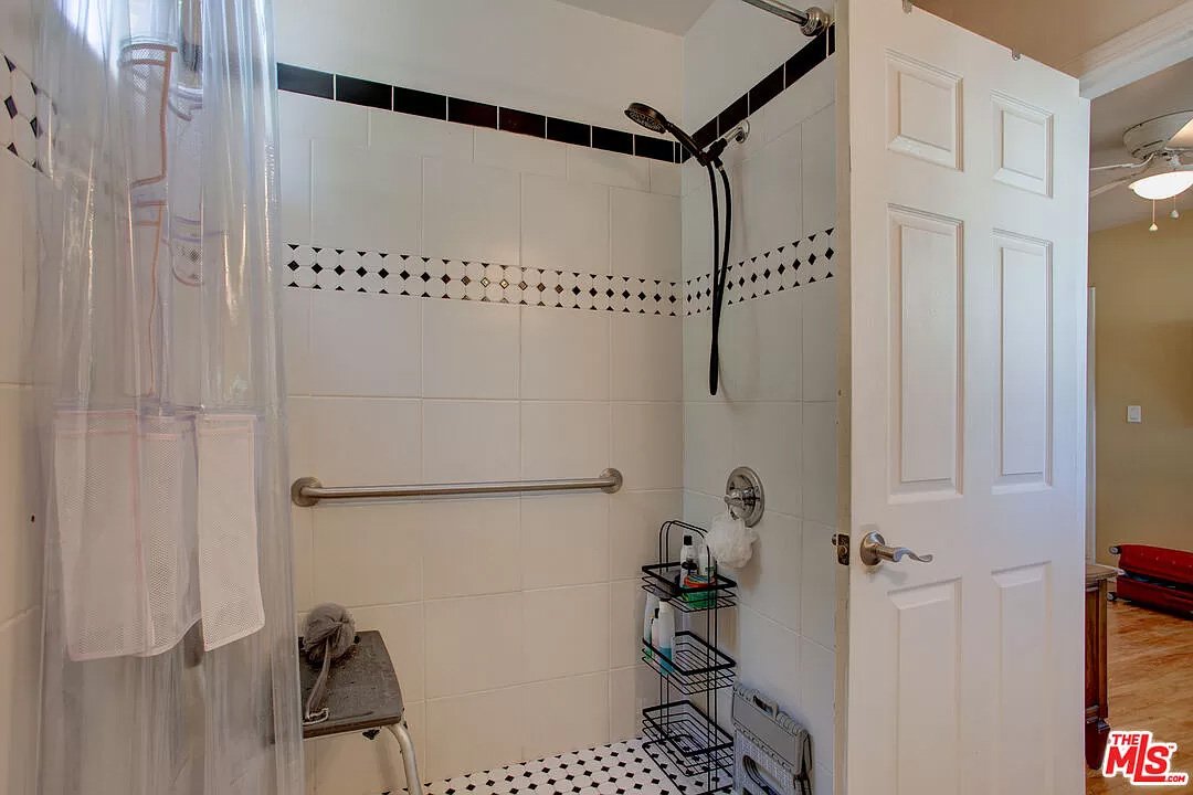 17326 Los Alimos St07.jpg