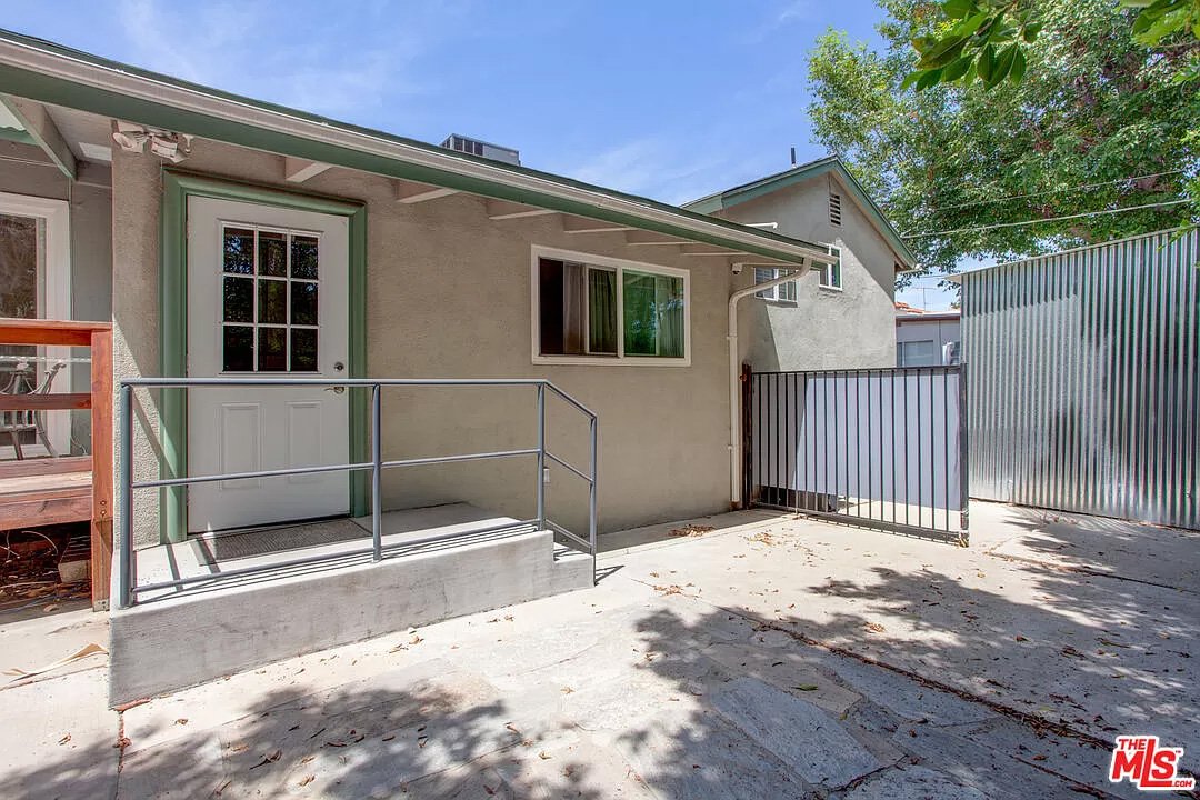 17326 Los Alimos St08.jpg