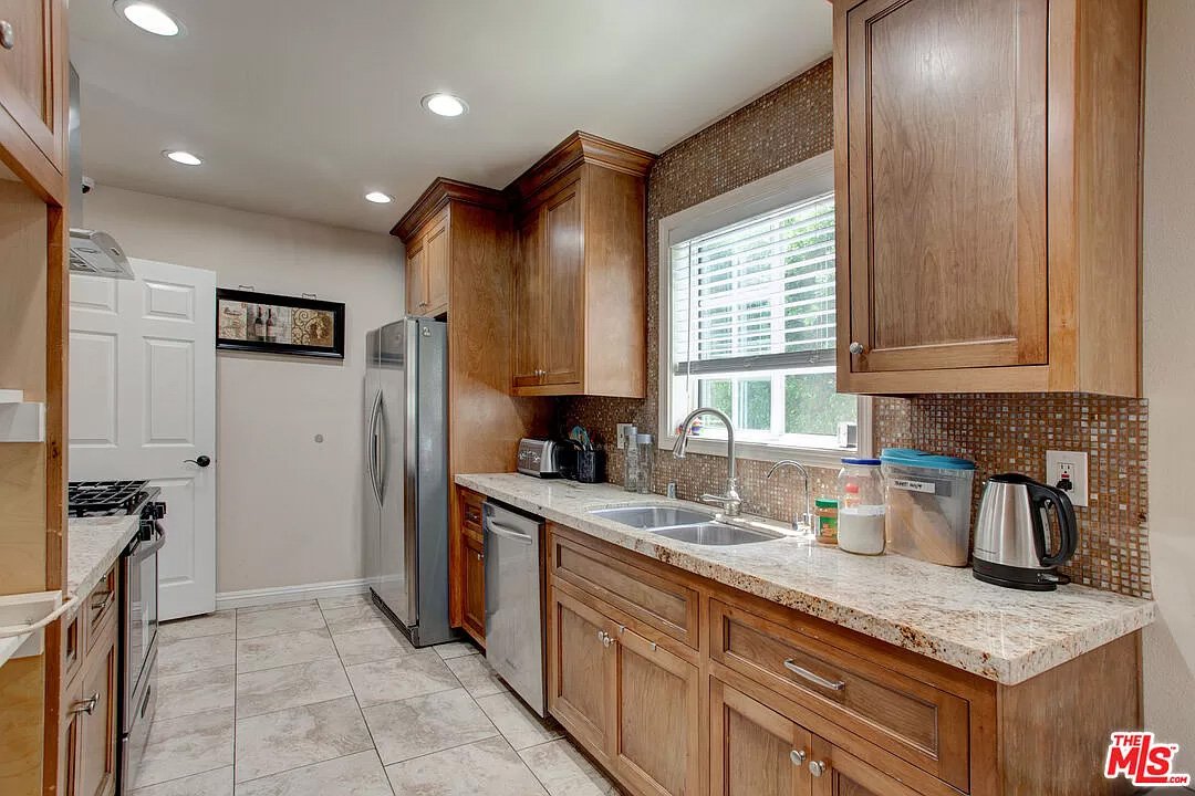 17326 Los Alimos St09.jpg