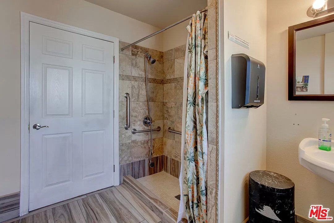 17326 Los Alimos St012.jpg
