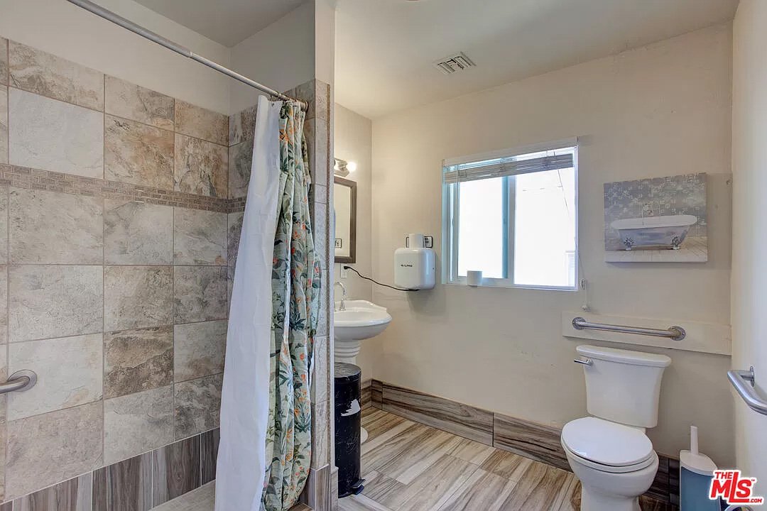 17326 Los Alimos St018.jpg