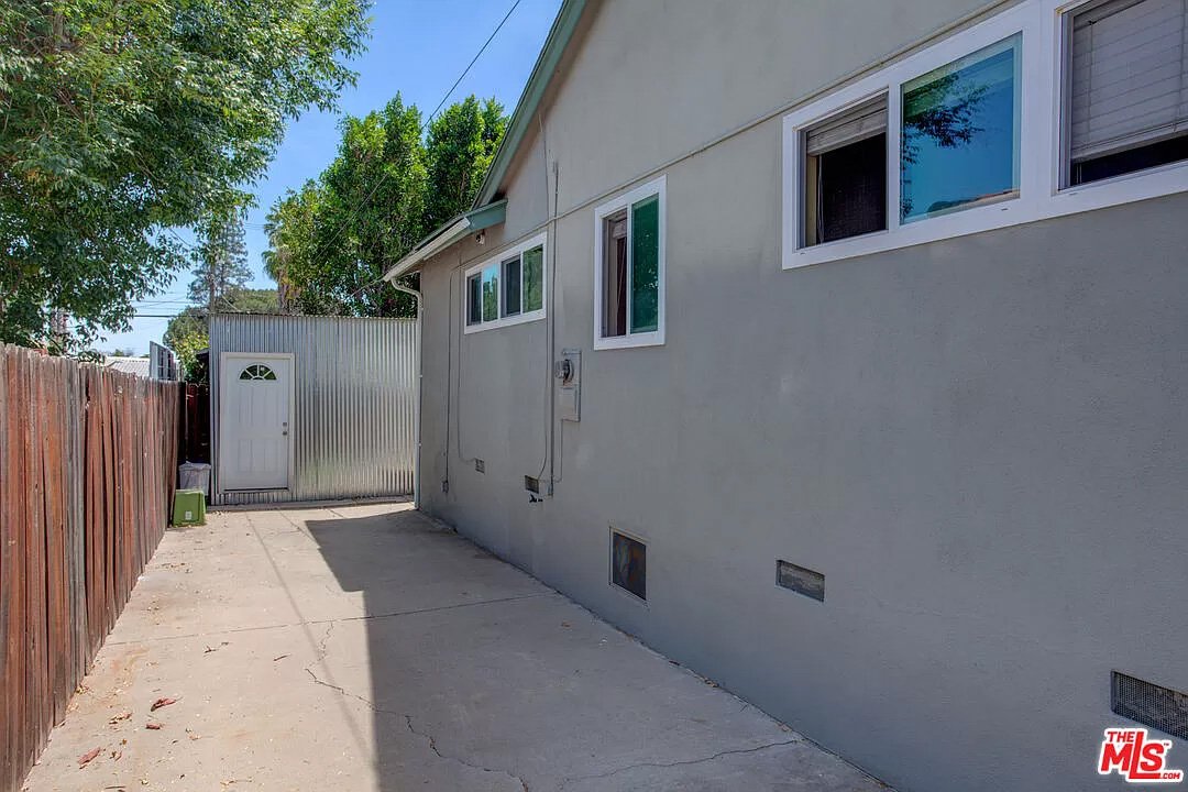 17326 Los Alimos St019.jpg
