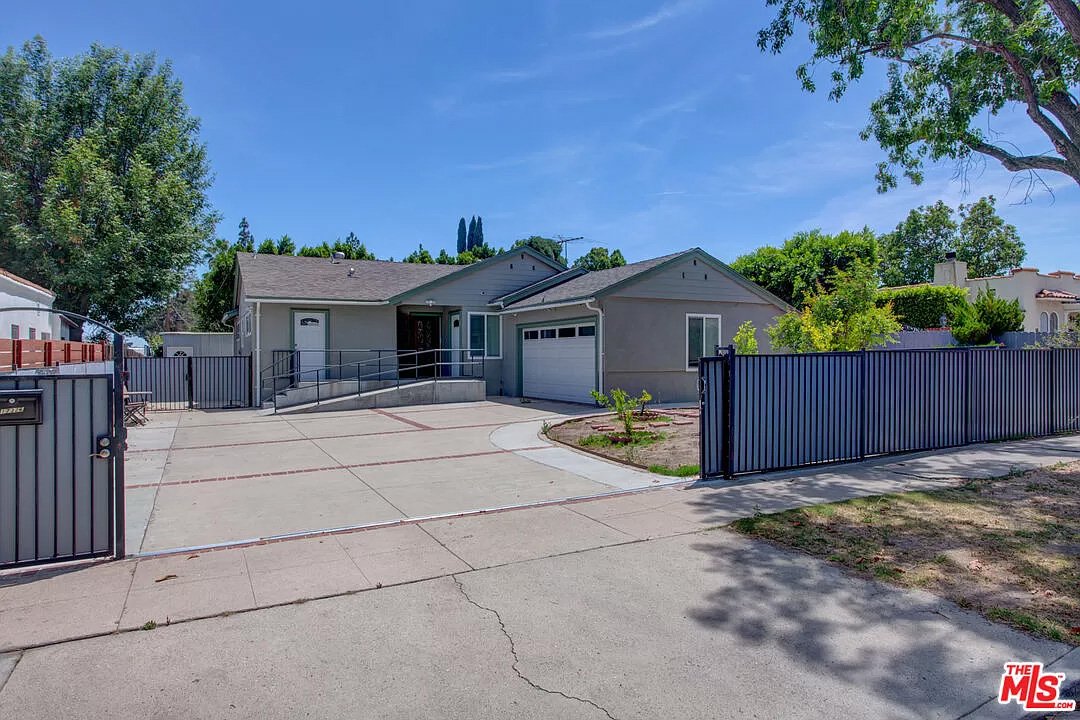 17326 Los Alimos St020.jpg