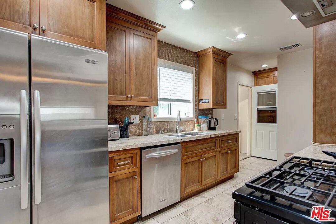 17326 Los Alimos St025.jpg