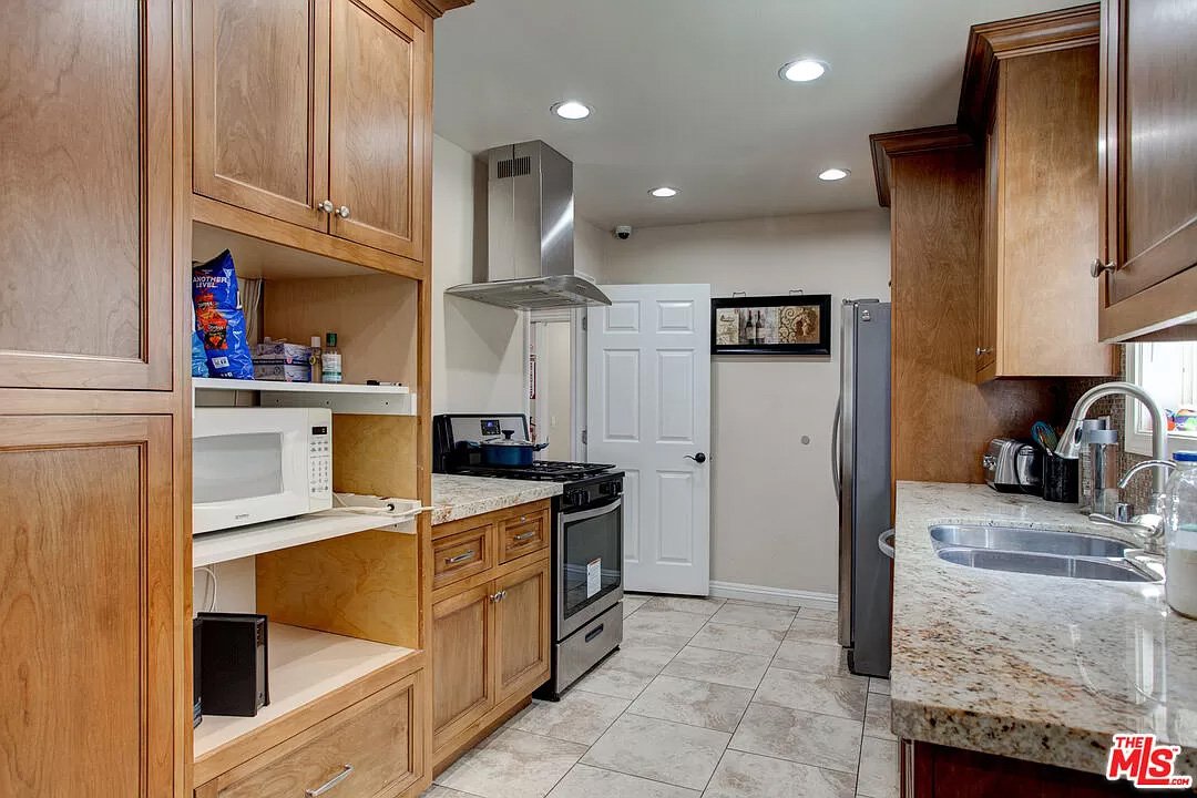 17326 Los Alimos St026.jpg