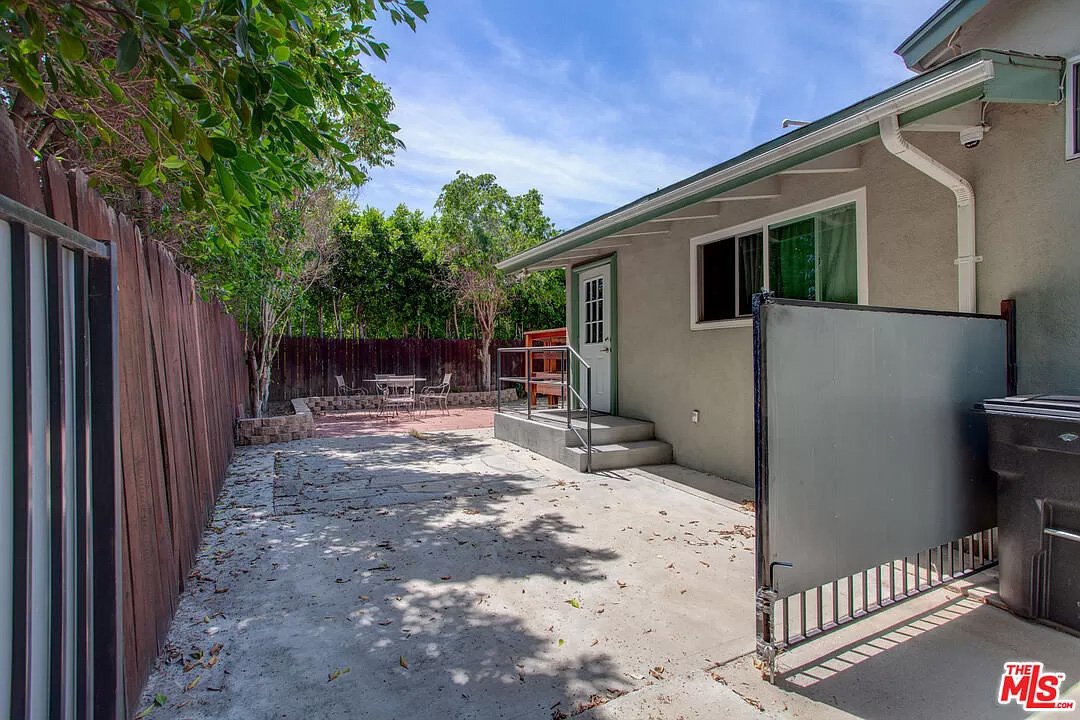 17326 Los Alimos St027.jpg