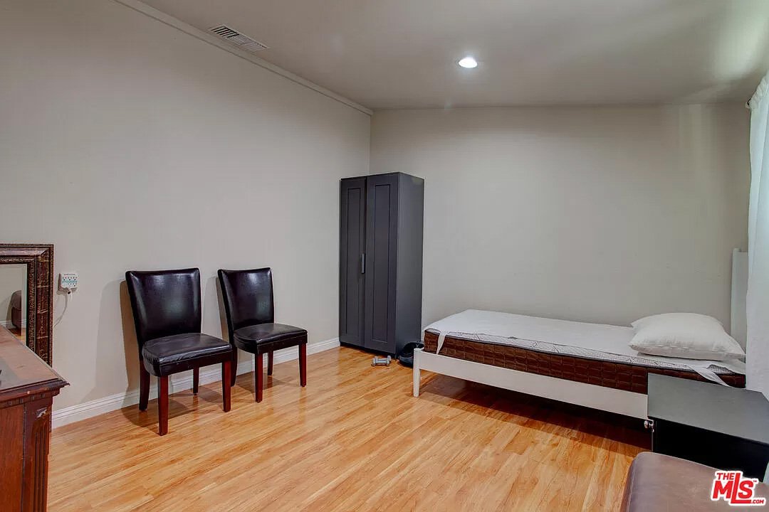 17326 Los Alimos St030.jpg