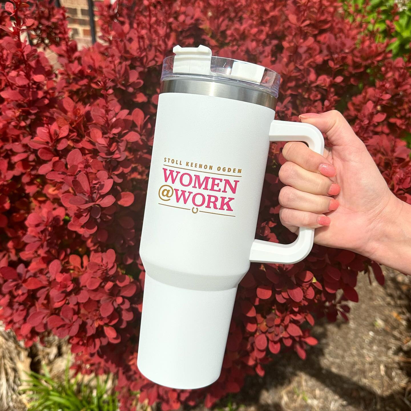 We have found the perfect insulated mug! Does it remind you of a popular brand? 😉
&bull;
&bull;
&bull;
&bull;
#lexingtonky #lexington #kentucky #promotionalproducts #promo #promotionalgifts #merch #custommerch #logo #womenatwork #workingwomen #stanl