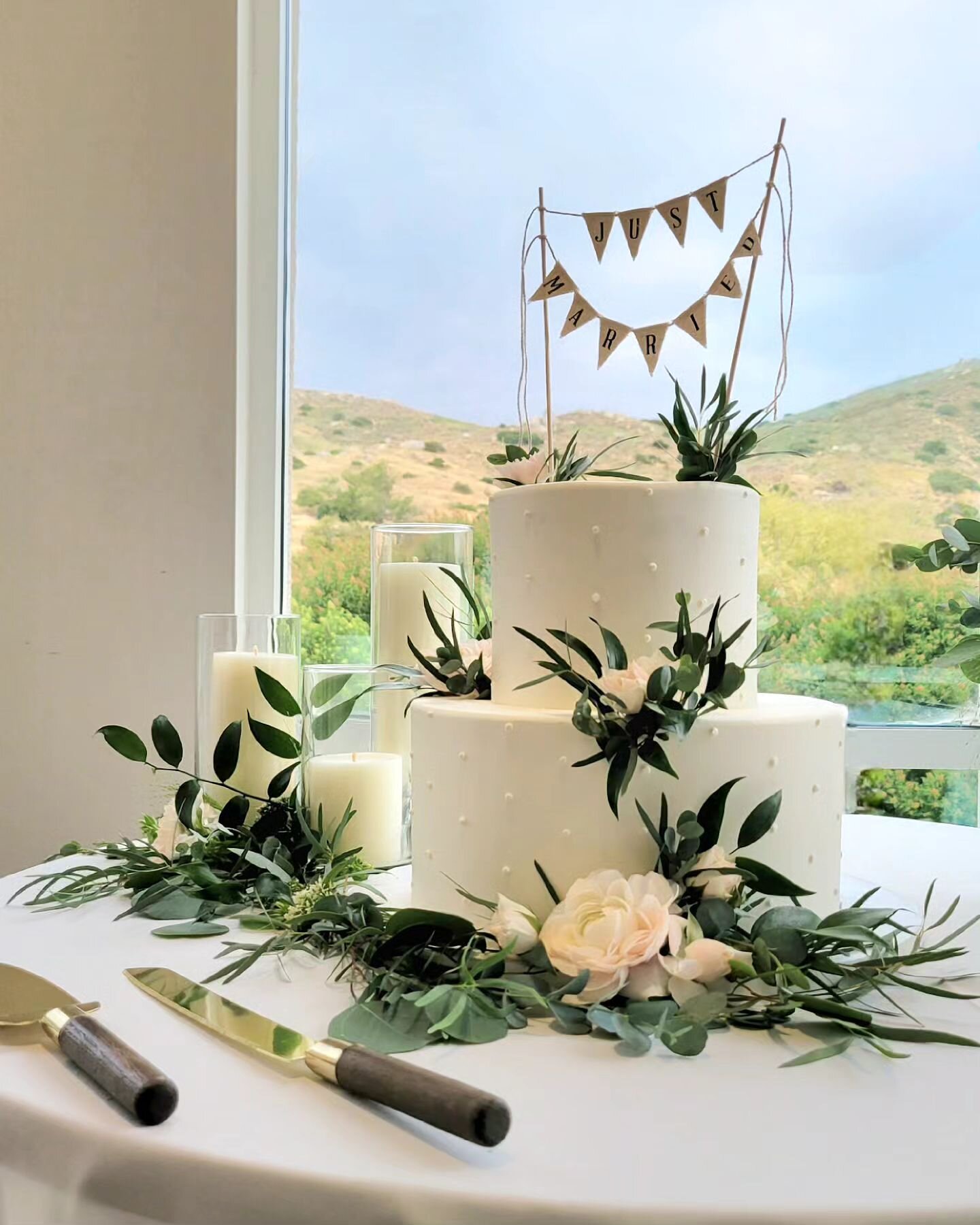 #WeddingCake The sweetest part of Decor. @tastefulcakes  always creates the lovelest cakes, It's always a pleasure to accent their beautiful designs. 
Venue @hiddenvalleygolf 
Florist @lovelyambiance 
#CakeFlowers #Cake #View #HiddenValley #NorcoCa