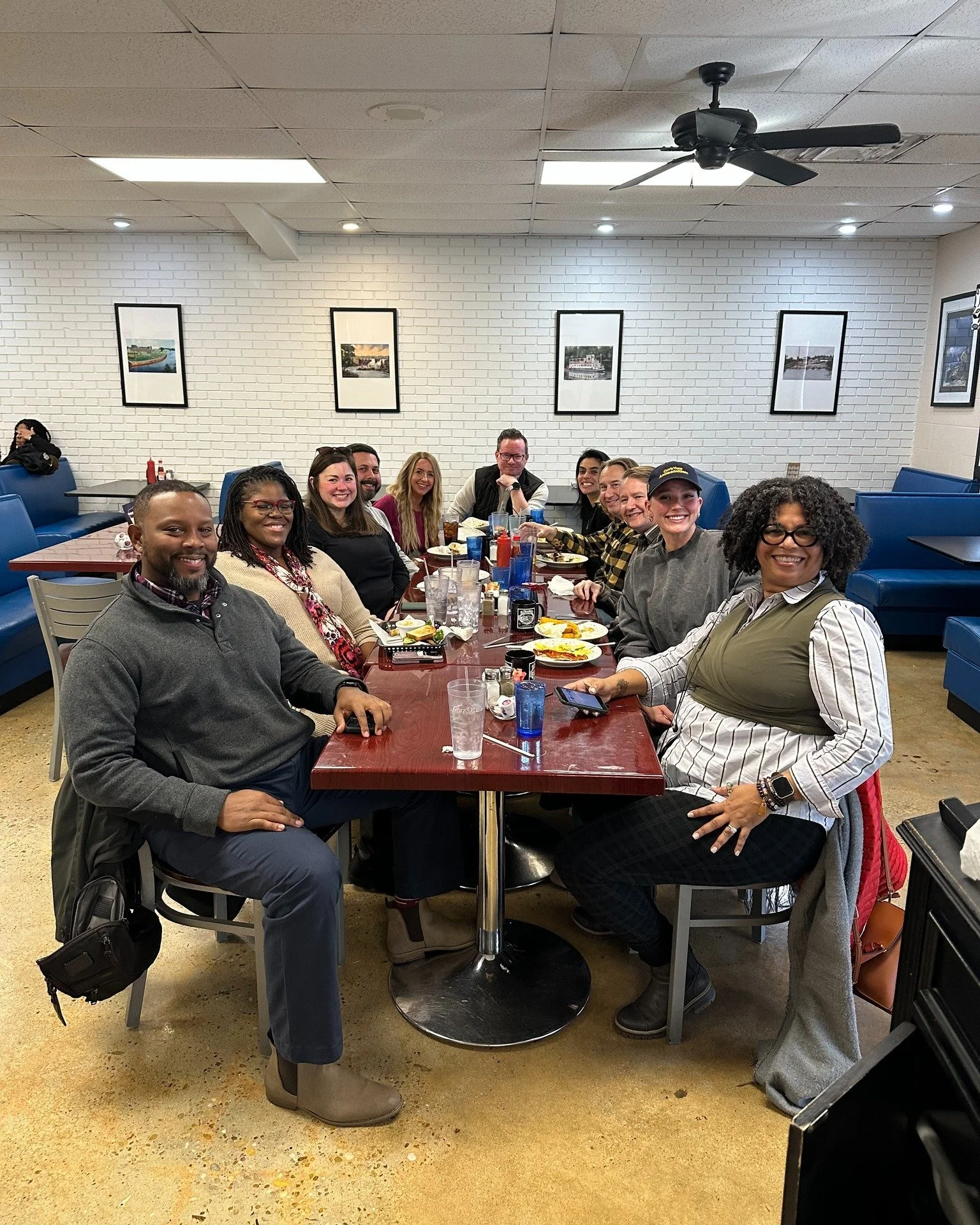 🍳 A Sweet Start to the New Year with 𝗖𝗼𝗹𝘂𝗺𝗯𝘂𝘀 𝗥𝗲𝗺𝗼𝘁𝗲!

Tuesday, our Columbus Remote group gathered for our Monthly Mover Meet Up at a true local landmark: @ruthannsrestaurant 

There&rsquo;s no better way to build community than over C