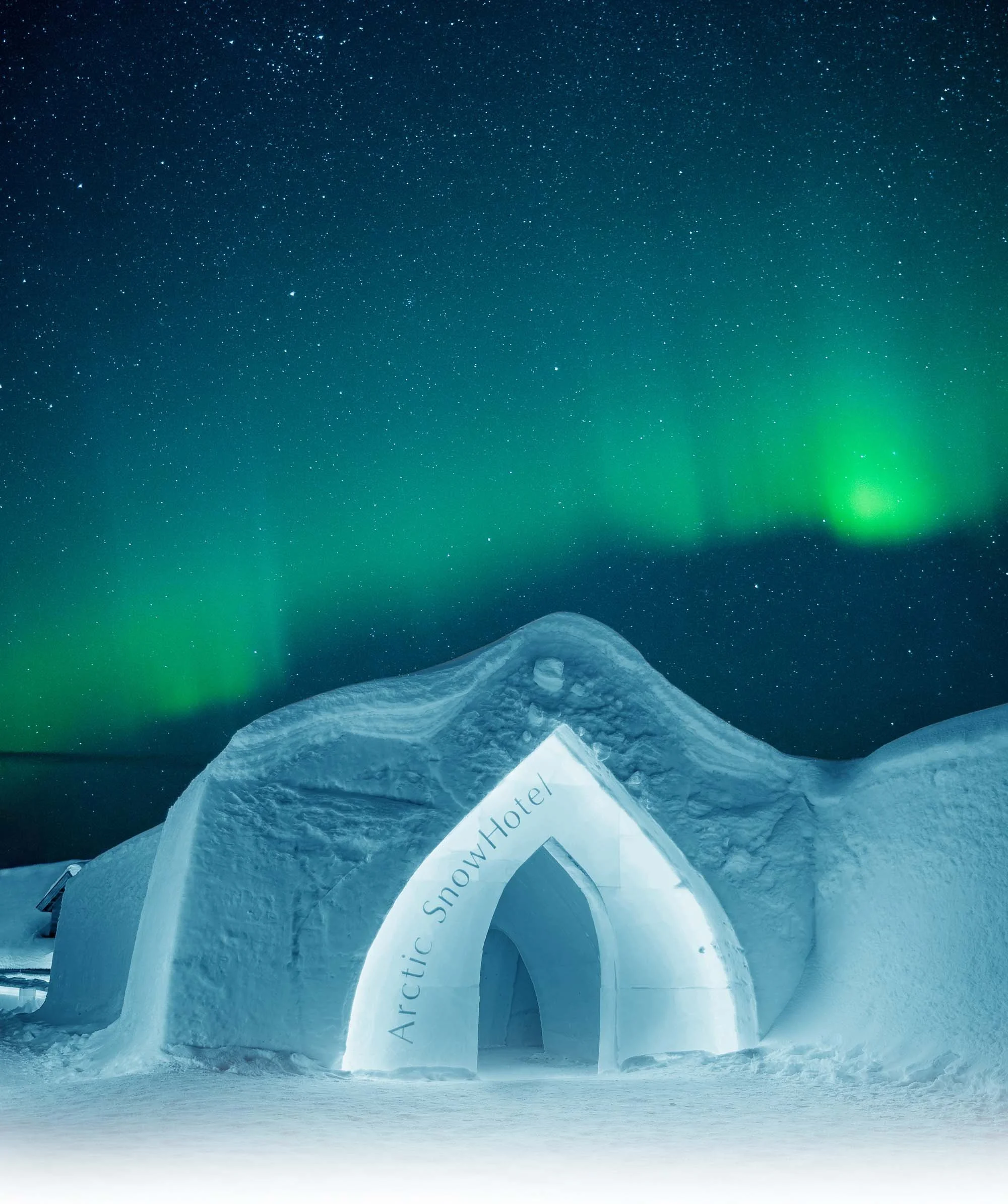Revontulet-Lumi-ja-jaahotelli-Sisaankaynti-Rovaniemi-Arctic-Snowhotel-Glass-igloos.jpg