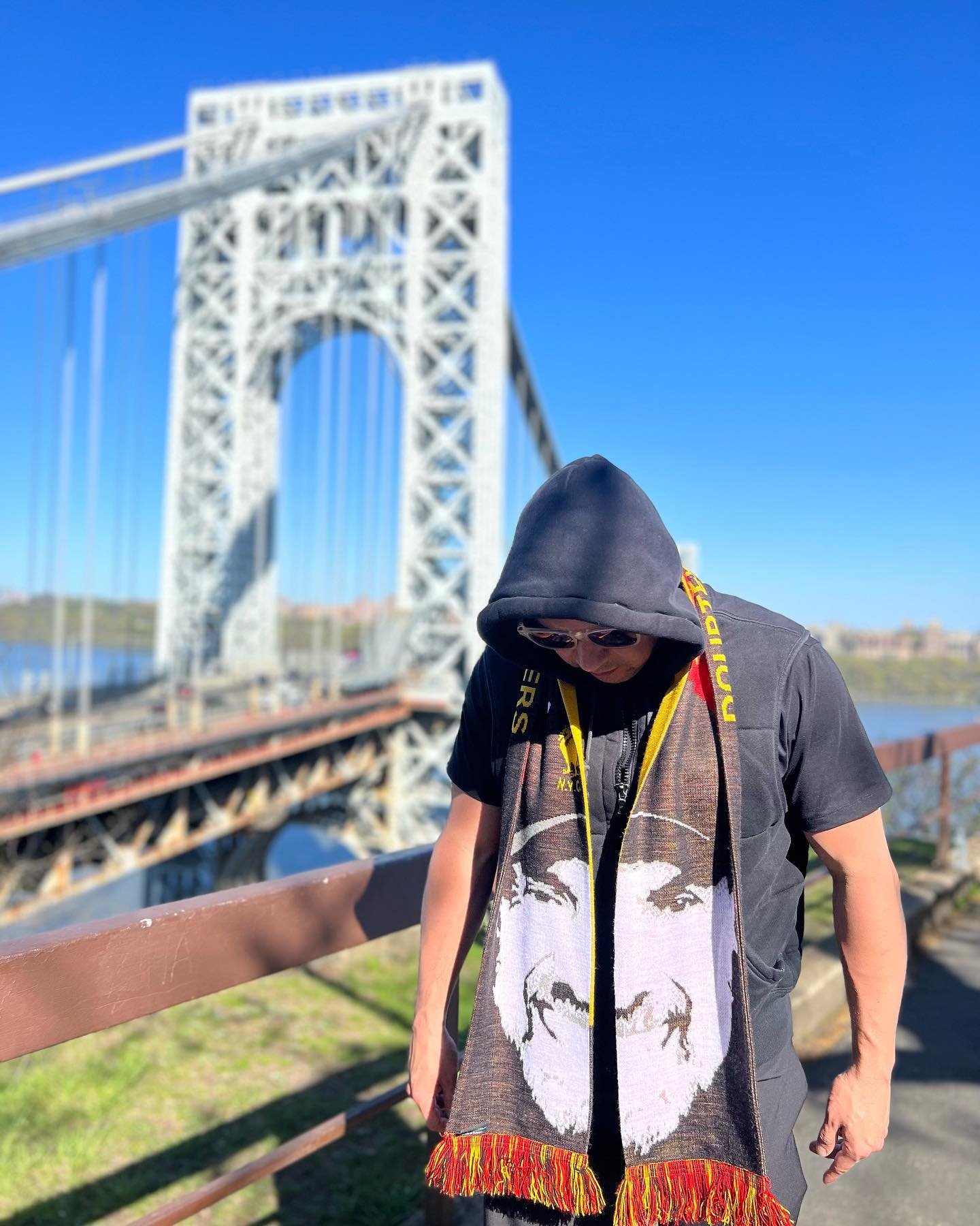 Doubters to believers 🧣 
.
#Klopp #j&uuml;rgenklopp #scarf #ynwa #nyckopites #nyc #bridge #lfc