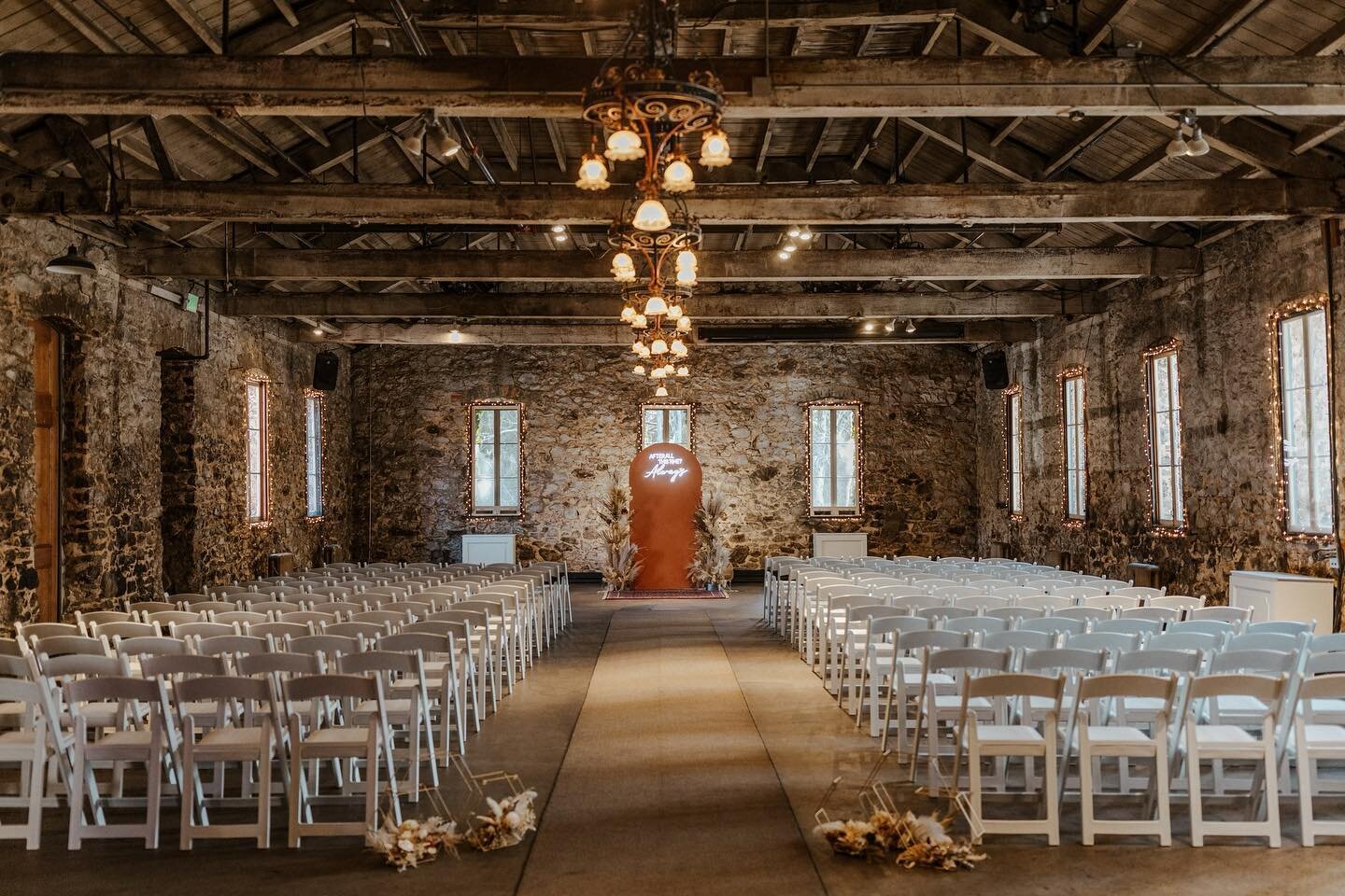 Same same but ✨different✨

Let&rsquo;s talk ROOM FLIPS! What should you know and keep in mind? Well I&rsquo;ve got it all for you ⬇️

✨ You may have fallen in love with a venue that really only has one space for both the ceremony and the reception. D