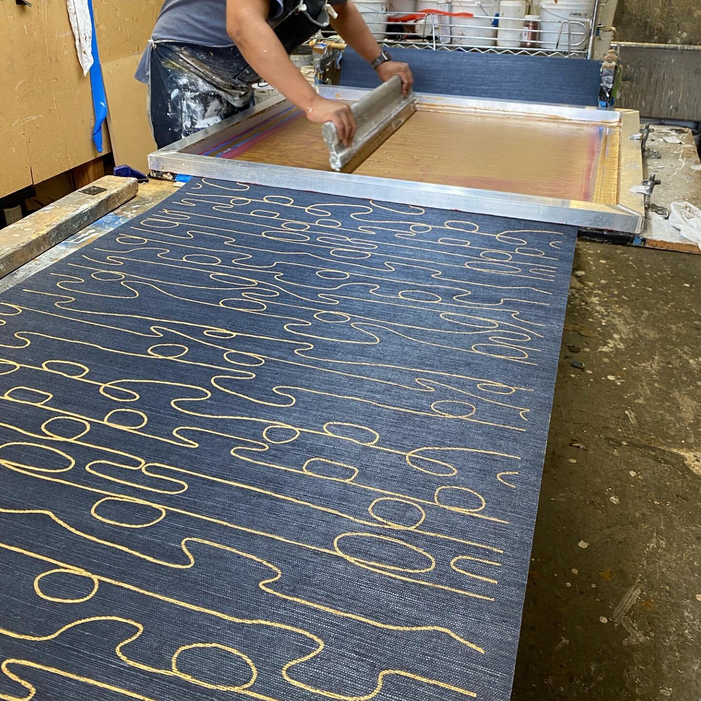 Wallpaper Wednesday! Hand Silk Screen printing our Yokonami pattern on Prussian Blue Grasscloth.
#printedgrasscloth #luxurywallpaper #handpaintedwallpaper #sanfrancisco