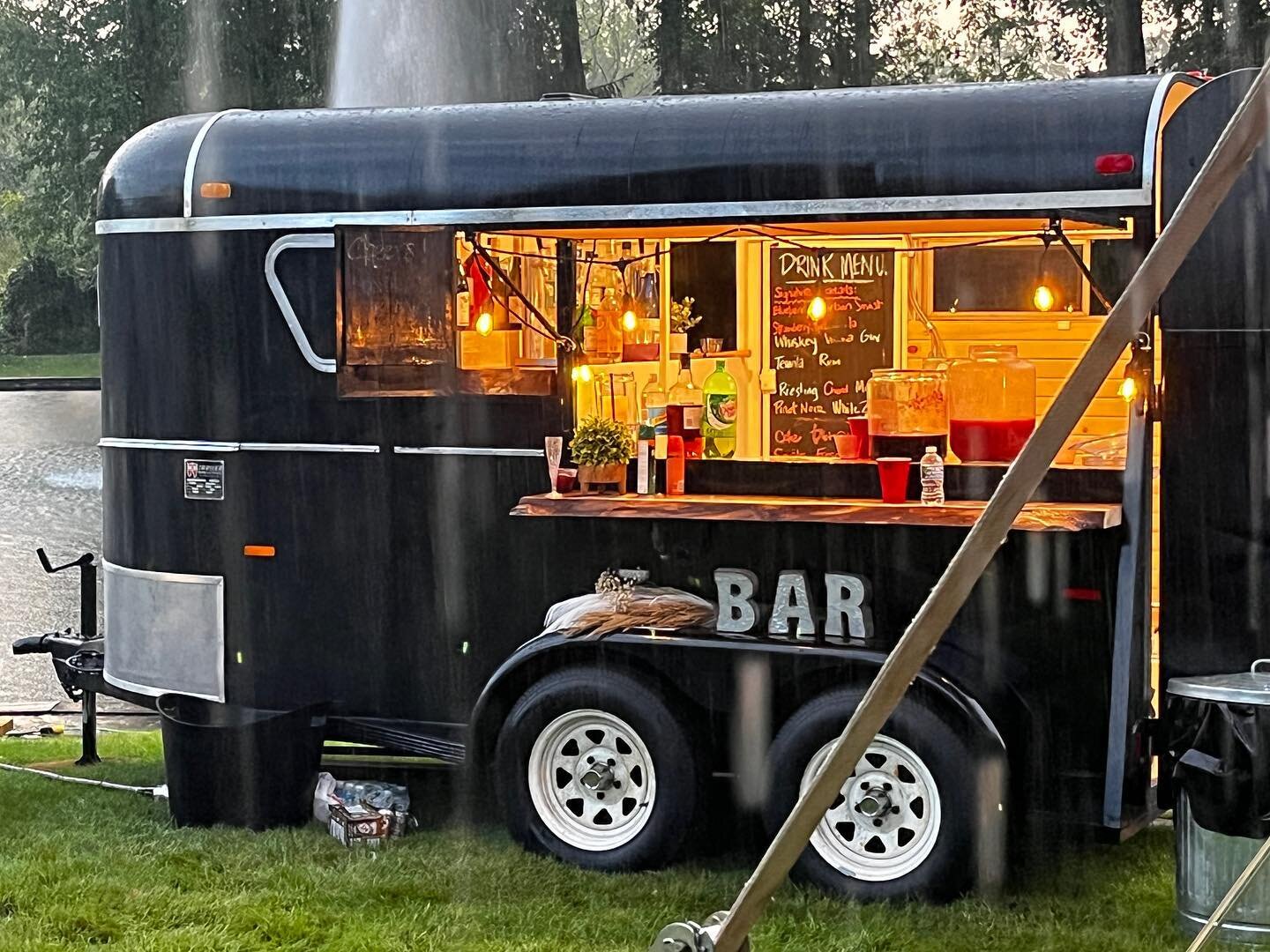 It got a little wet during the event last night, and I can&rsquo;t get over how cozy (and dry, minus the outdoor chalkboard/decor!) the Pebble was looking. 😌🤩

#mobilebar #mobilebarsinthewild #weddingreception #horsetrailerconversion #dinnerbreak #