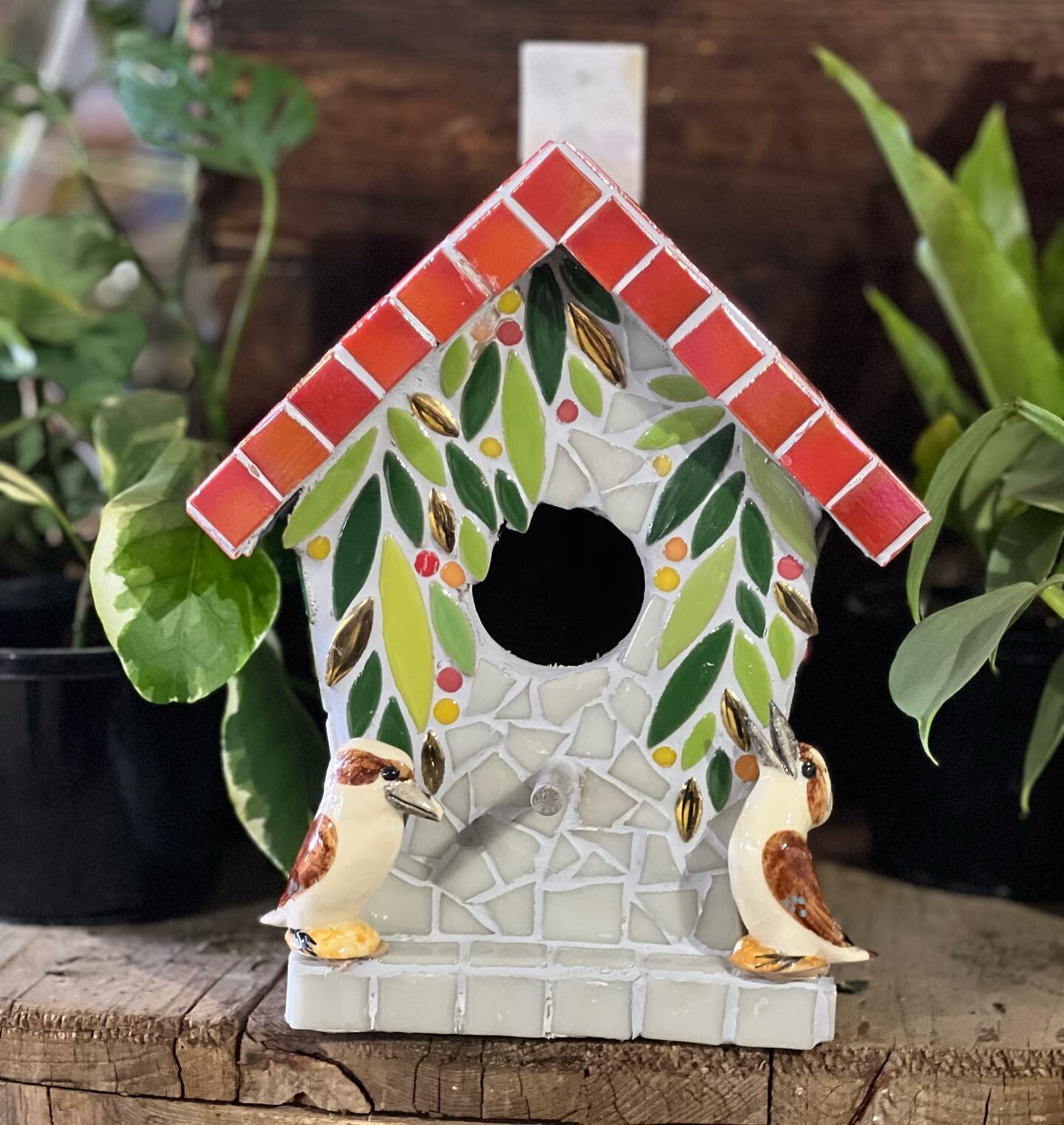 🌿 MOSAIC BIRDHOUSE WORKSHOP 🌿 with @angesmosaics 🌿🏡🐦🥂#moontagardenlandscapesupplies #shoplocal #moonta #workshops #plantlove #plants #planters #Yorkes #gifts #weloveplants #pots #coffeeandcake #coffee#besteclairsever #plants #chloescafeandcoffe