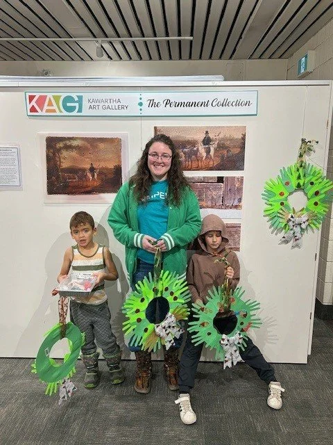 A big thank-you to Steam Schools @SteamSchools who visited us this week and created festive Hand-Print Holiday Wreaths with Gillian! 🎄
Scroll through to see the creations and all the fun! 

#KawarthaArtGallery #SteamSchools #HolidayCrafts