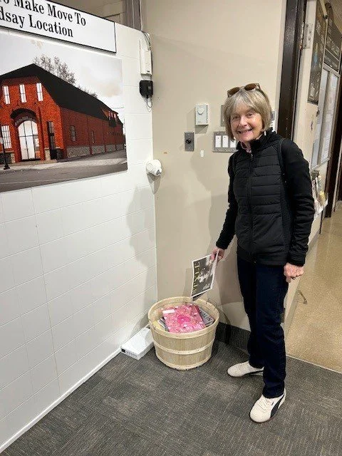 A huge thank you to Board Member Roxanne Carter for donating the latest batch of magazines. Our Seniors for Seniors program appreciates it! Keep the donations coming!

Seniors for Seniors brings practicing senior artists into long-term care homes to 
