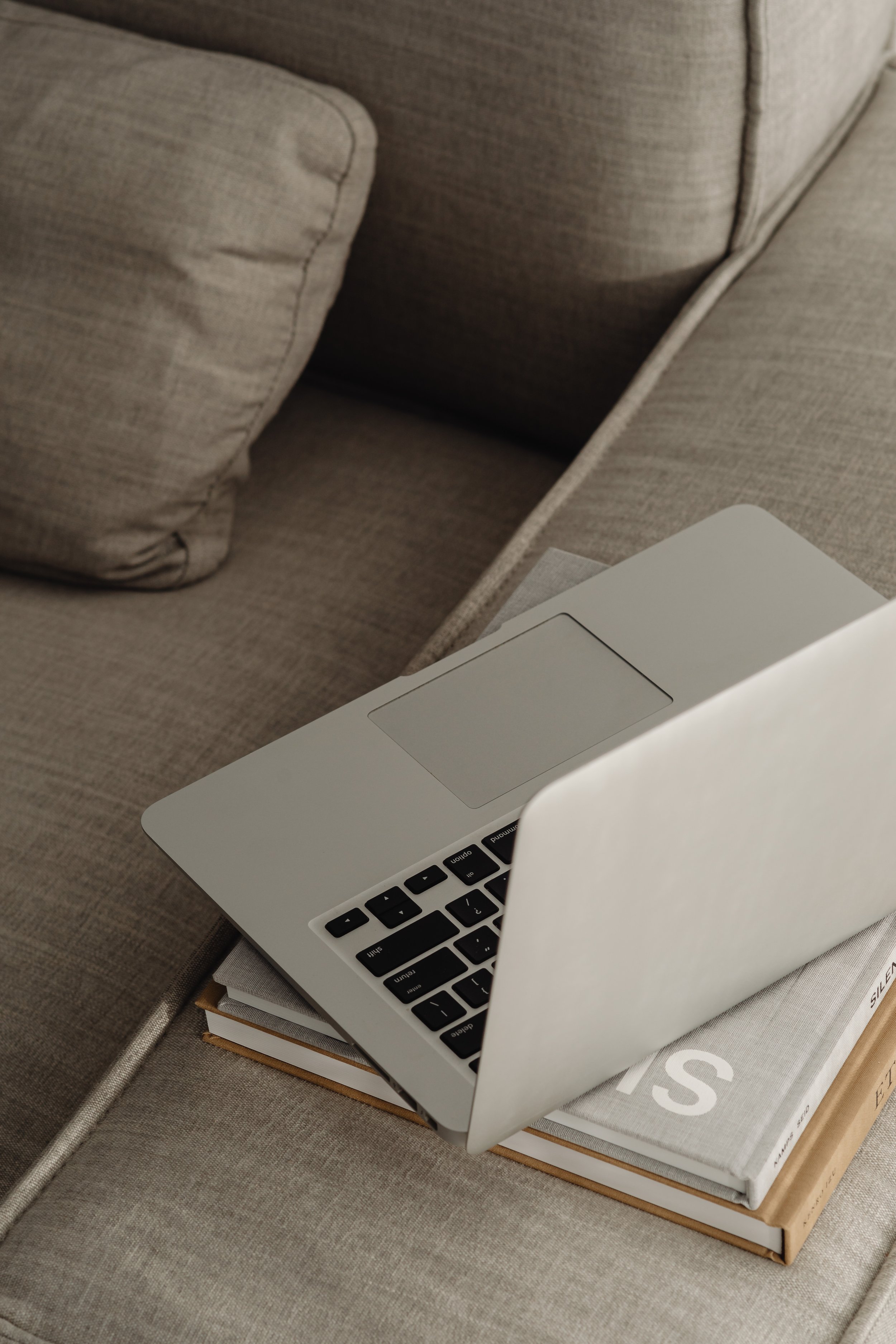 kaboompics_home-office-on-the-sofa-books-laptop-macbook-29695.jpg