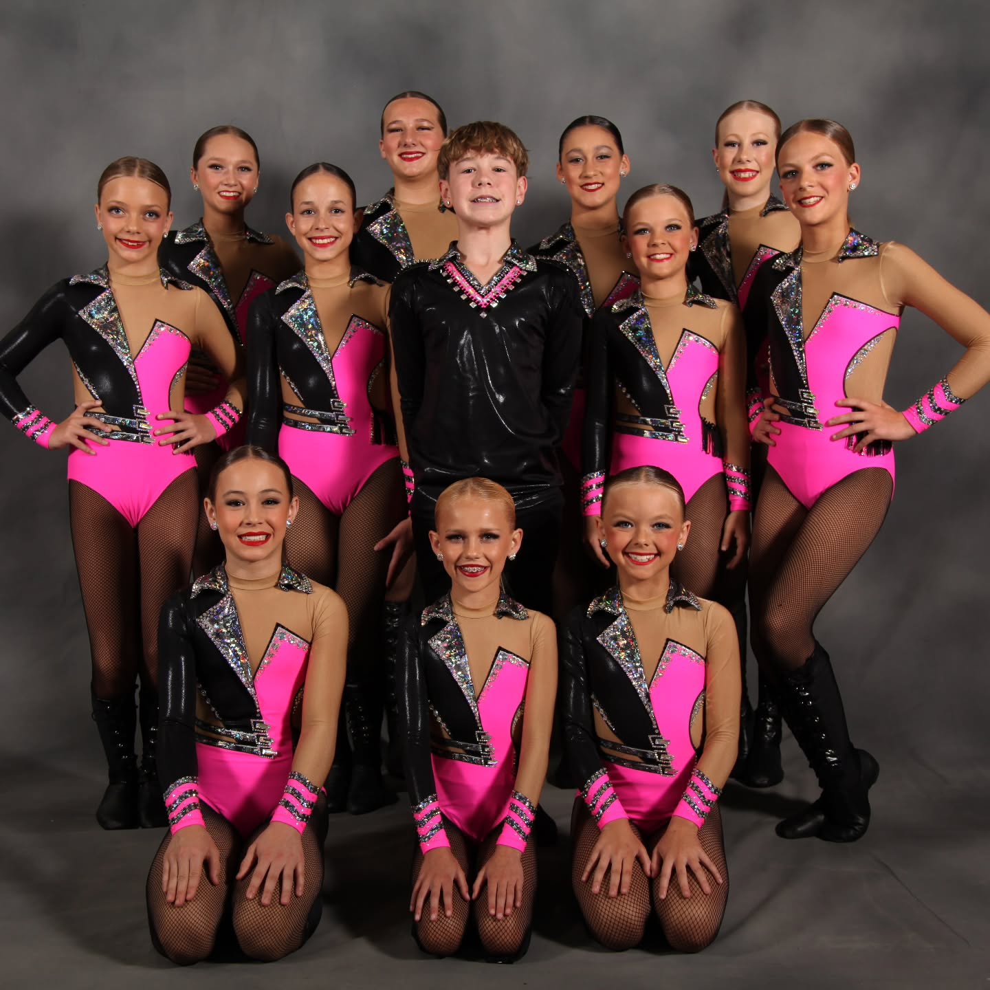 A gorgeous troupe costume for these talented dancers at @edc_official 💓🖤💓

.
.
.

#troupecostume #dancers #dancecompetition #jazzcostume #customcostume