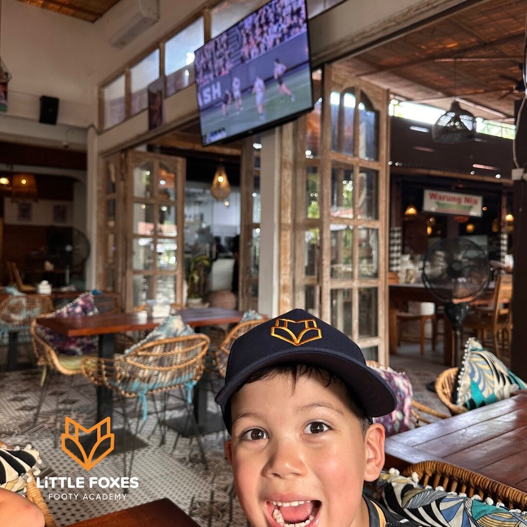 📺 Fox from our Cubs group watching the @collingwood_fc vs @stkildafc game from Seminyak, Bali.

🦊 Representing Little Foxes all over the world 🌎 

#littlefoxes #littlefoxesfootyacademy #bali #indonesia #collingwood #stkilda