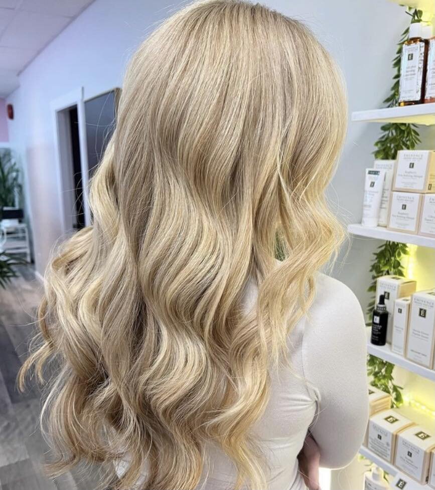 @blondesby_britt managed to take this client from a copper box dye to this beautiful buttery blonde! 😍👏🏼 

We are amazed by this transformation! Who else?! 

.

.

.

#hairtransformation #goldenblondelocks #freshblondehair #brightblonde #langfordh