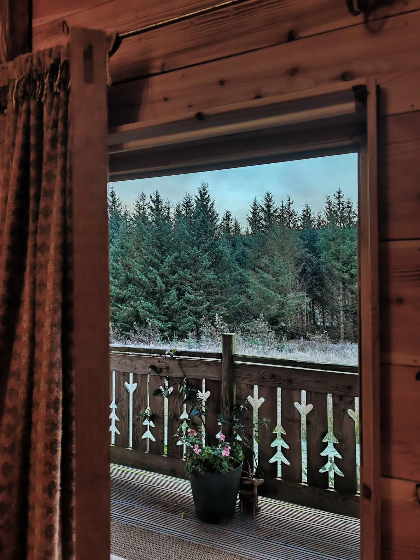 So toasty inside and minus 3 outside. Winter time. I love these kind of mornings! Who else does? 
.
.
.
#chalet #hottubhideaway #hottubscotland #holidaylodgescotland #hottubretreat #dogfriendlyholidays #dogfriendly #romanticgetaway #romanticretreats 