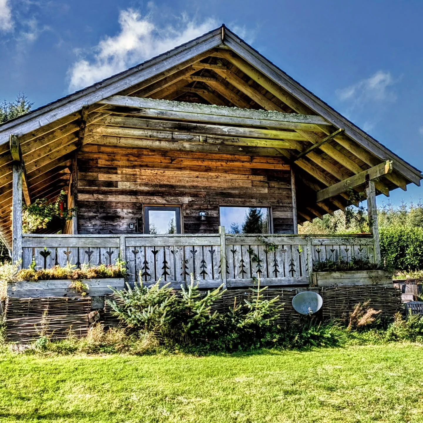 With the clocks going back tonight, it means it gets starry earlier. With the outdoor hot tub heated and prepared for you every evening, it makes star gazing especially nice. After a busy time, we have some availability coming up. There's even a few 