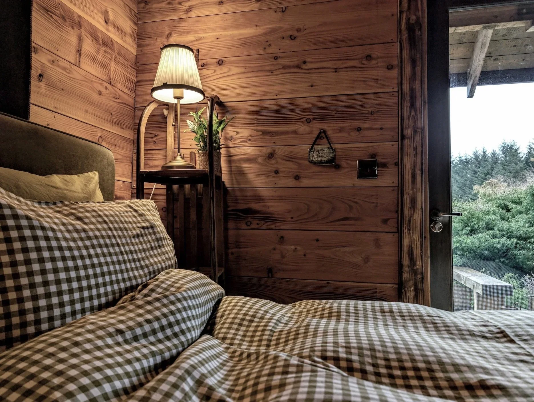 alpnhausbed+copy.jpg
